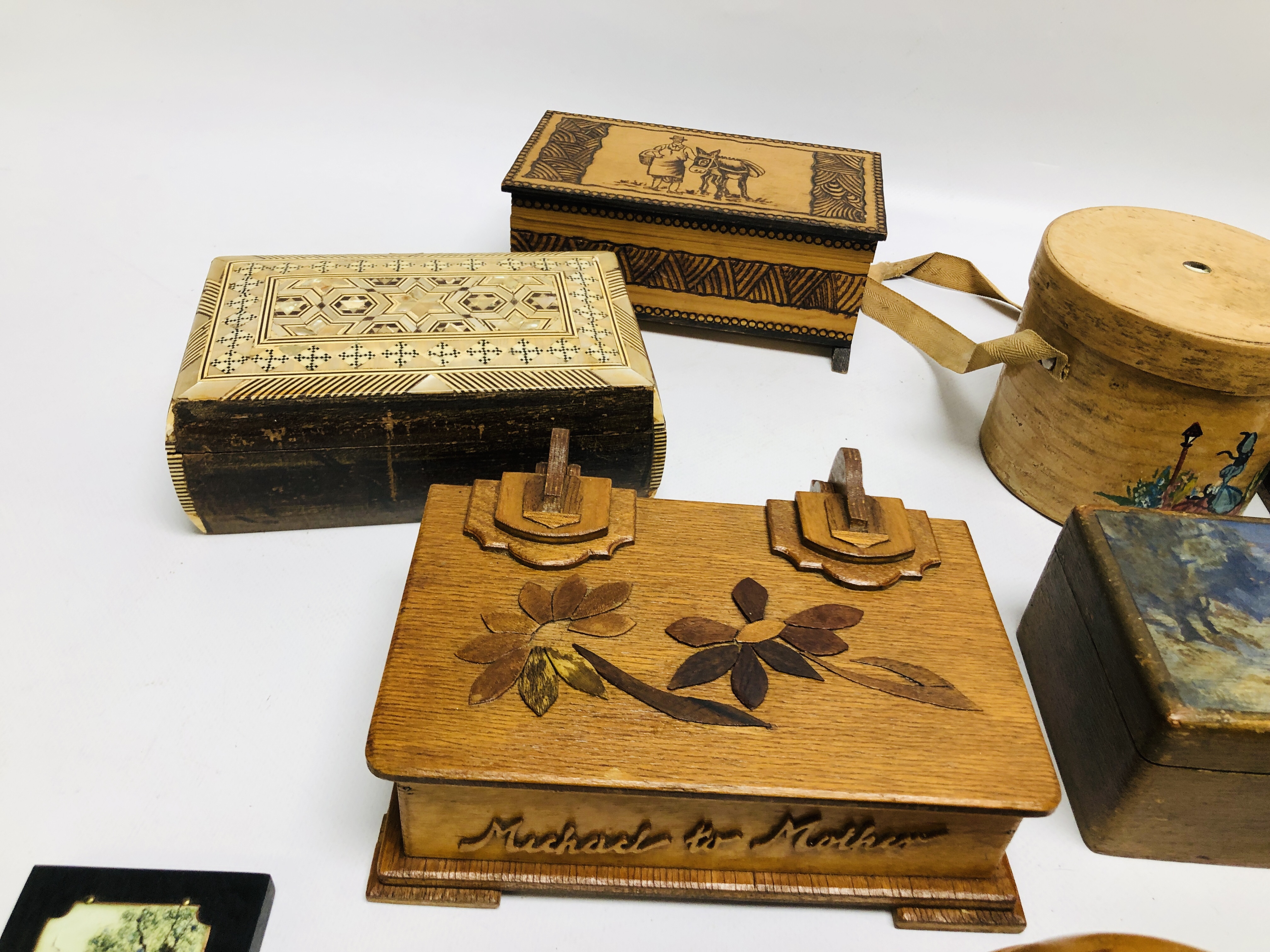 AN EXTENSIVE COLLECTION OF ASSORTED BOXES TO INCLUDE MODERN CARVED AND ORIENTAL LACQUERED EXAMPLES - Bild 6 aus 9