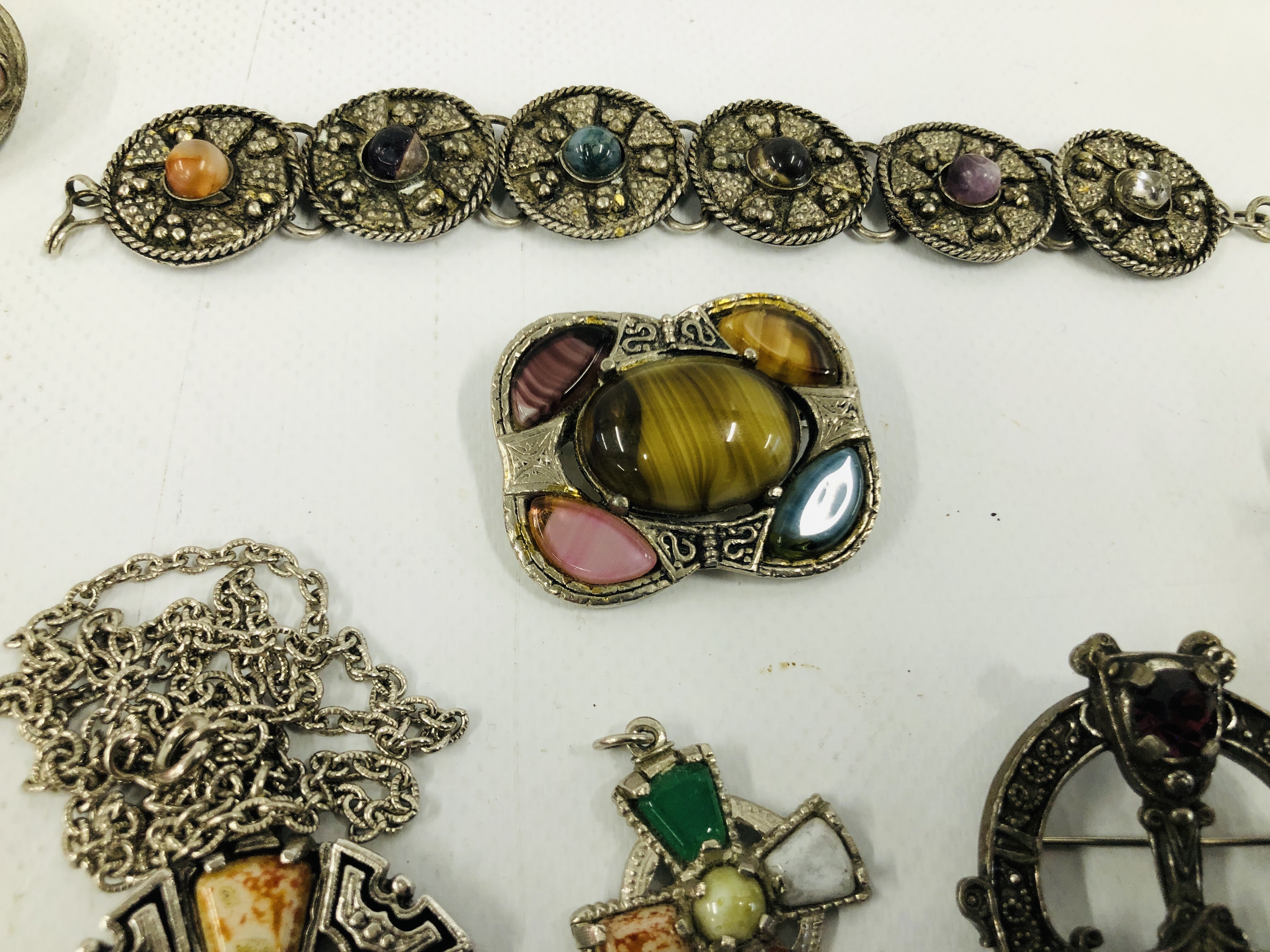 NUMBER OF SCOTTISH AGATE JACORITE AND MIRACLE BROOCHES, SCARF RINGS AND A NECKLACE. - Image 6 of 10