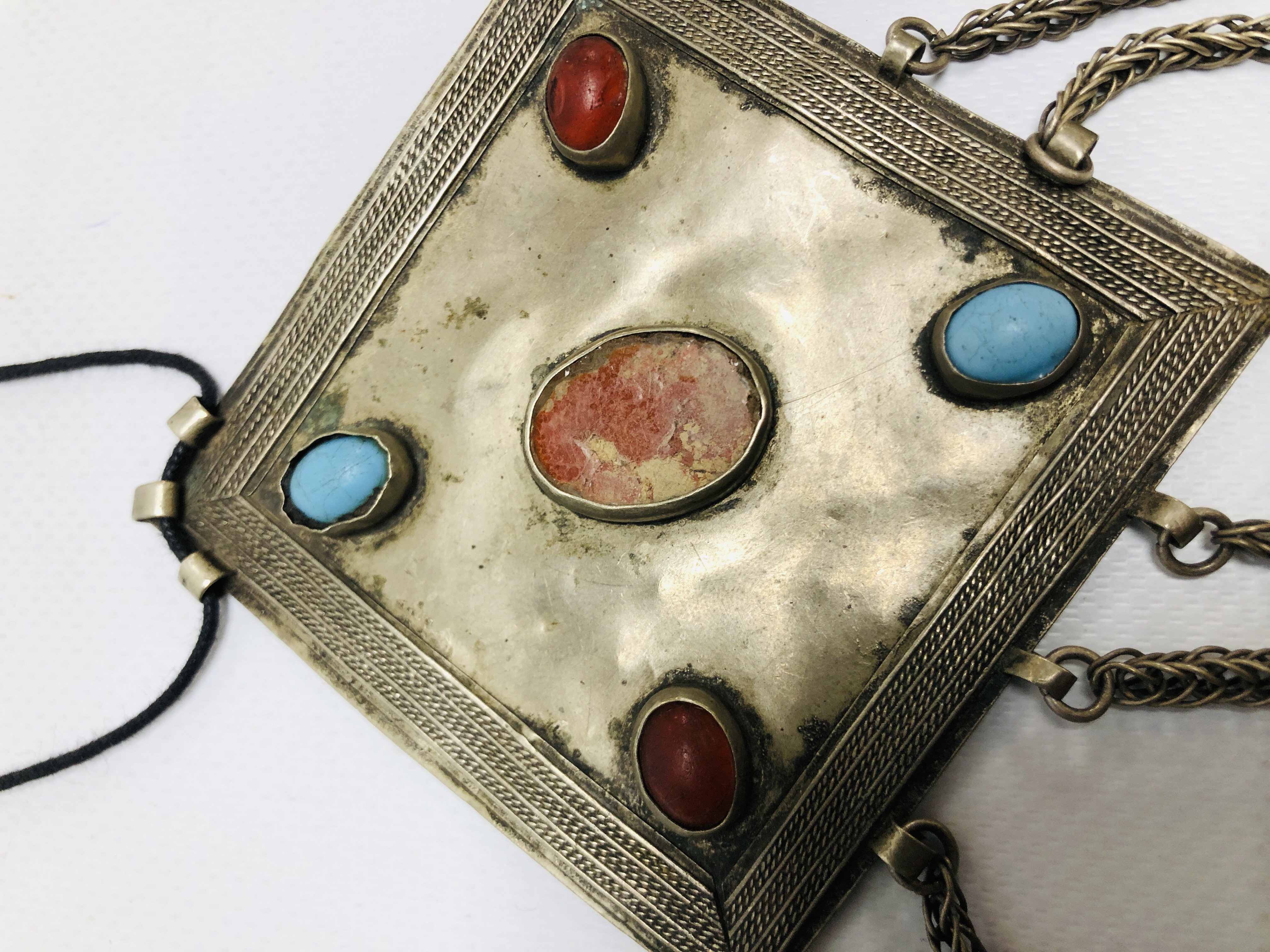 A GROUP OF 6 ASSORTED EASTERN STYLE WHITE METAL PENDANT NECKLACES TO INCLUDE STONE SET EXAMPLES. - Image 6 of 9