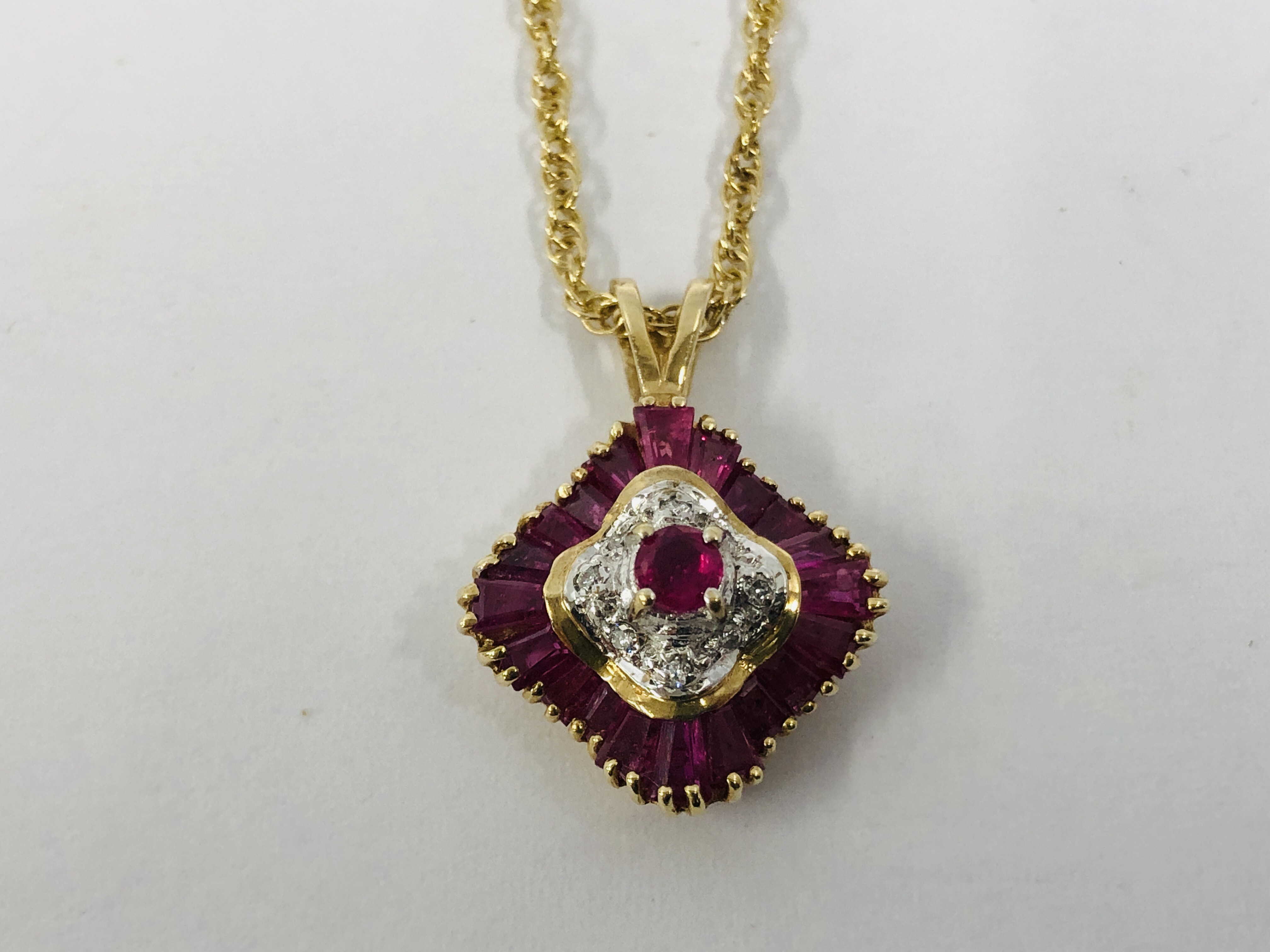 AN ORNATE PENDANT SET WITH MAINLY PINK STONE ON A FINE INTERTWINED 9CT GOLD CHAIN. - Image 5 of 12
