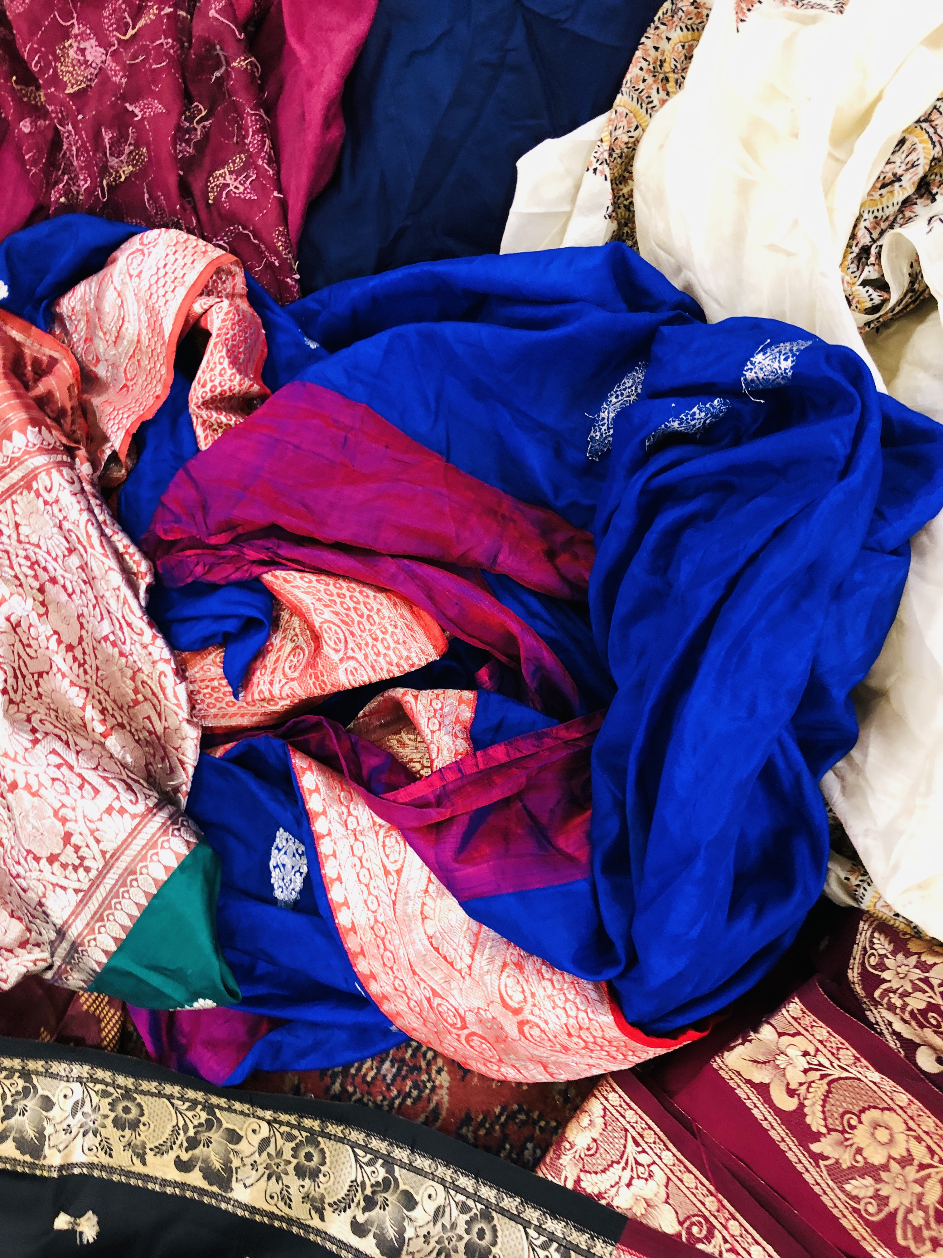 A GROUP OF 8 INDIAN STYLE WRAP SAREES TO INCLUDE SILK AND HAND CRAFTED EXAMPLES. - Image 5 of 9