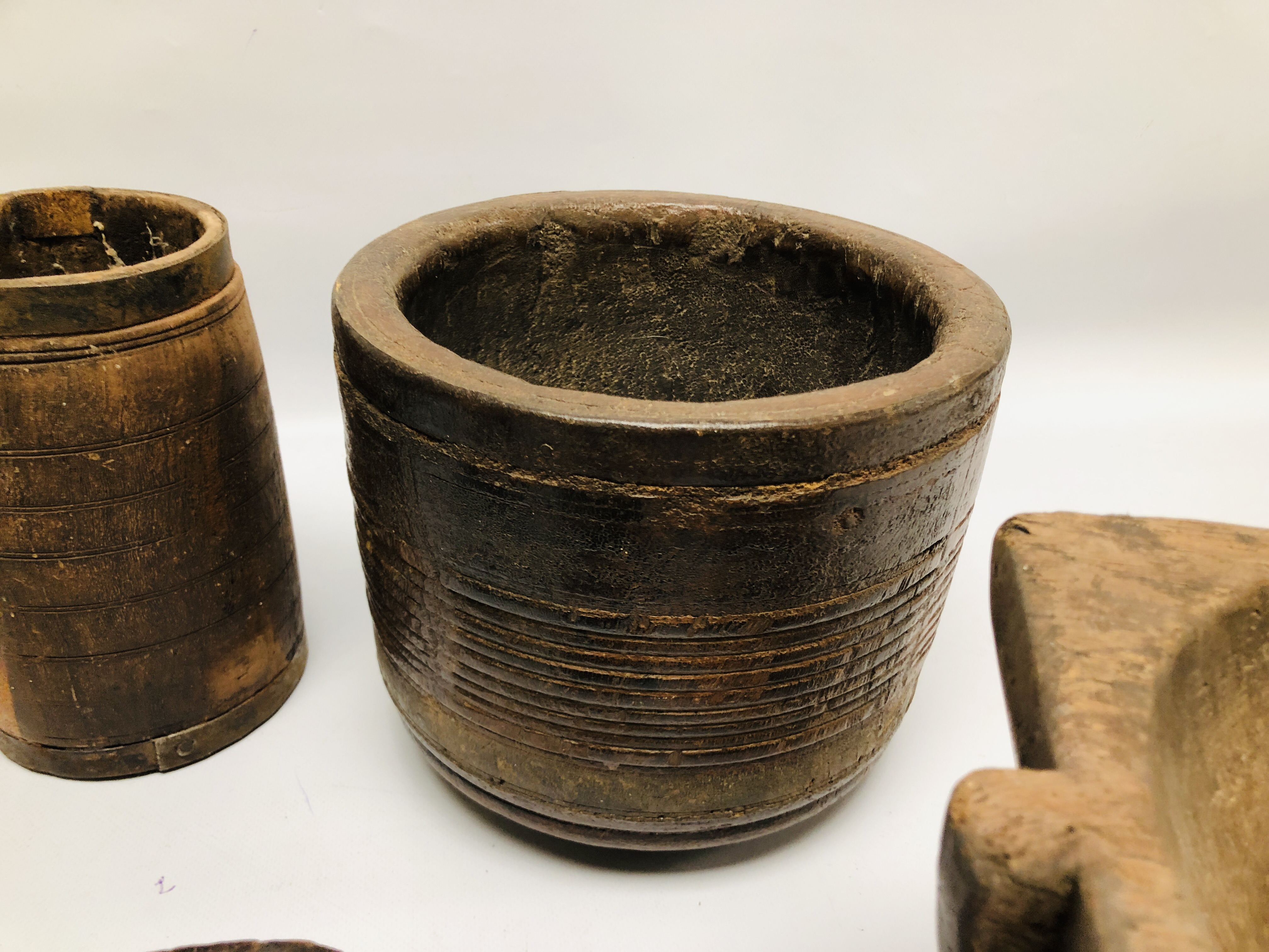 A GROUP OF MAINLY ETHNIC HARDWOOD CARVED ARTIFACTS COMPRISING OF VARIOUS VESSELS AND CANDLE HOLDERS - Image 7 of 9