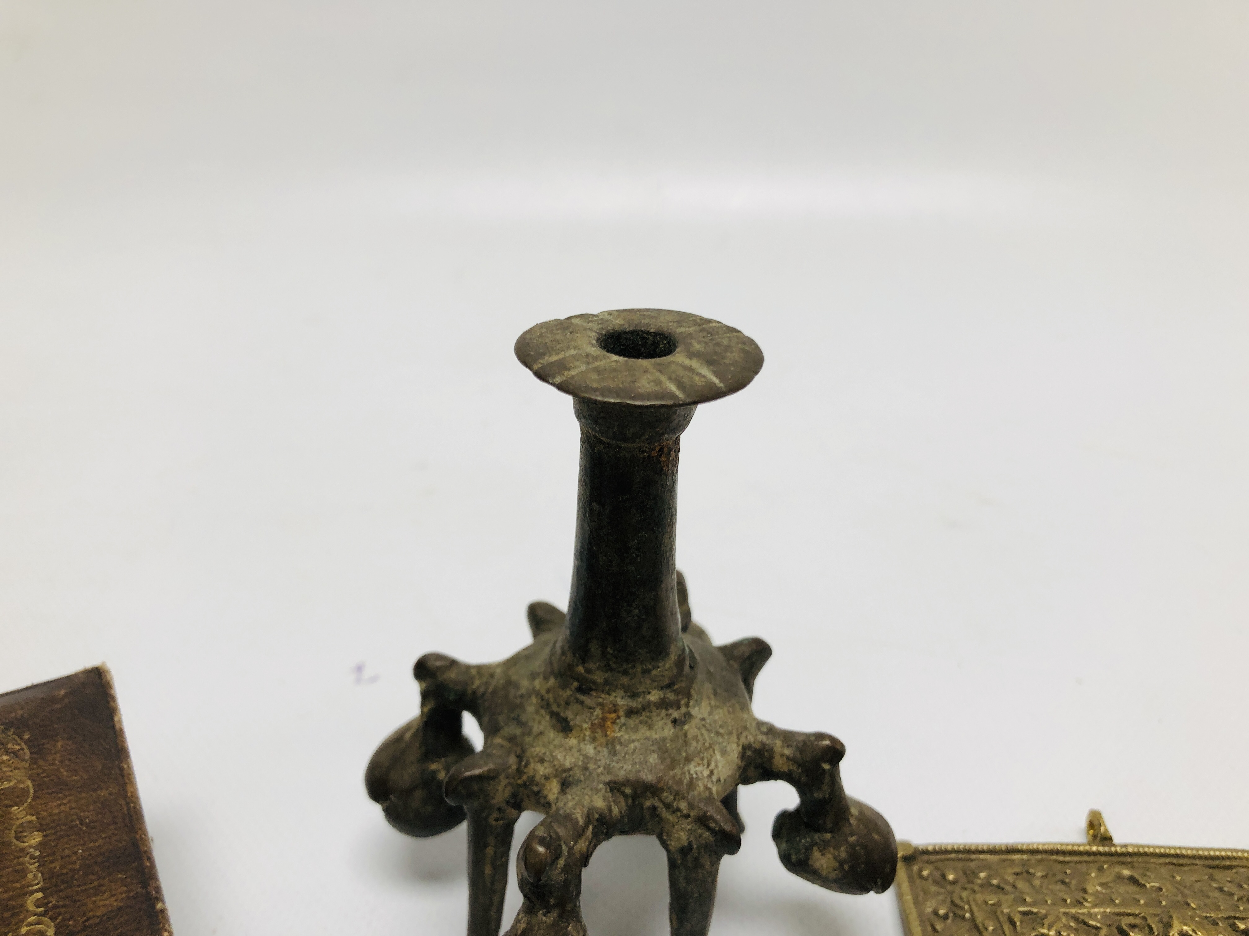 A BOX OF COLLECTABLE ARTIFACTS TO INCLUDE AN ISLAMIC BRONZED STYLE "KOHL" POWDER FLASK, - Image 6 of 11