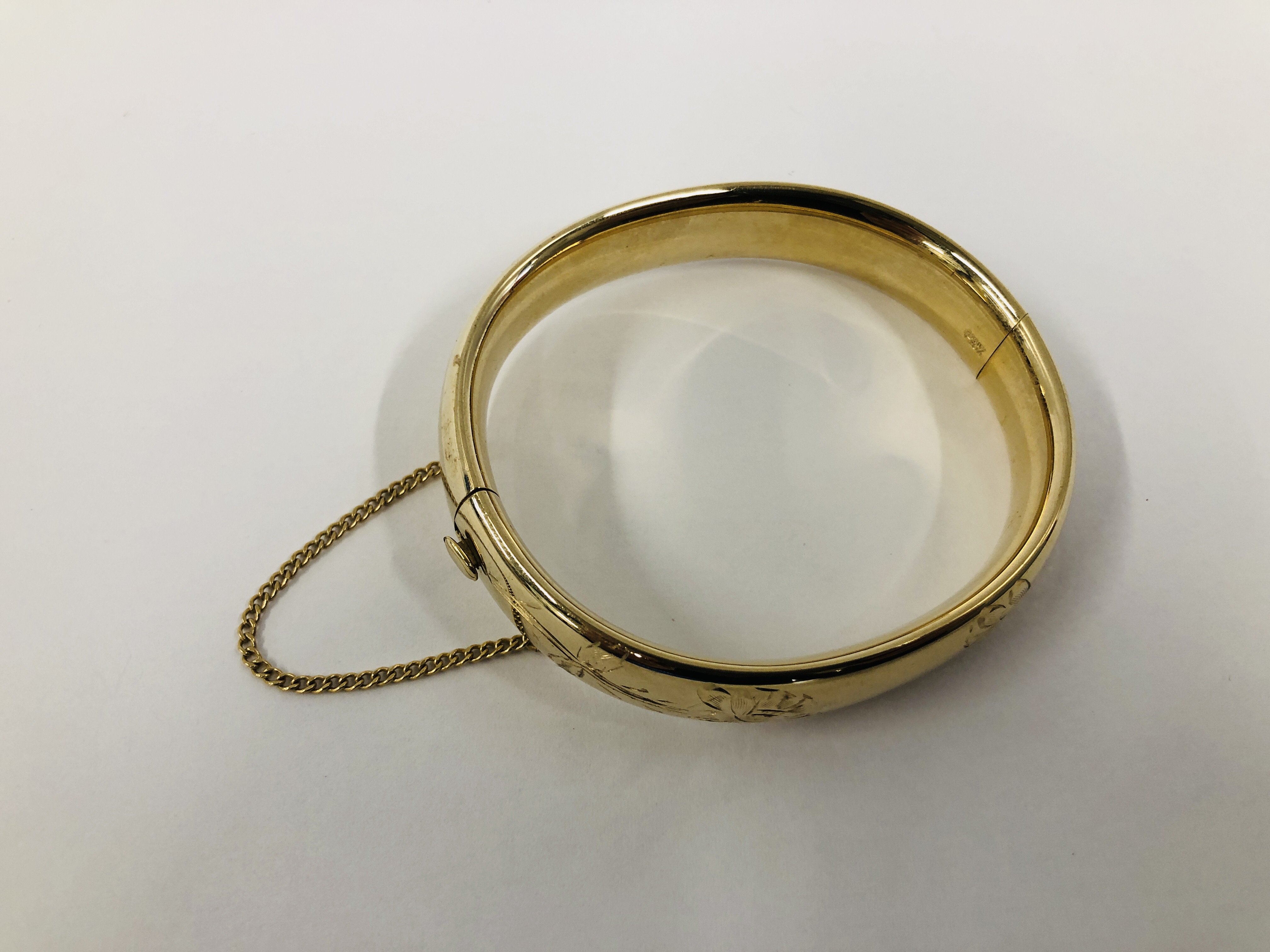 A GOLD FILLED HINGED BANGLE WITH CHASED DECORATION - Image 2 of 8