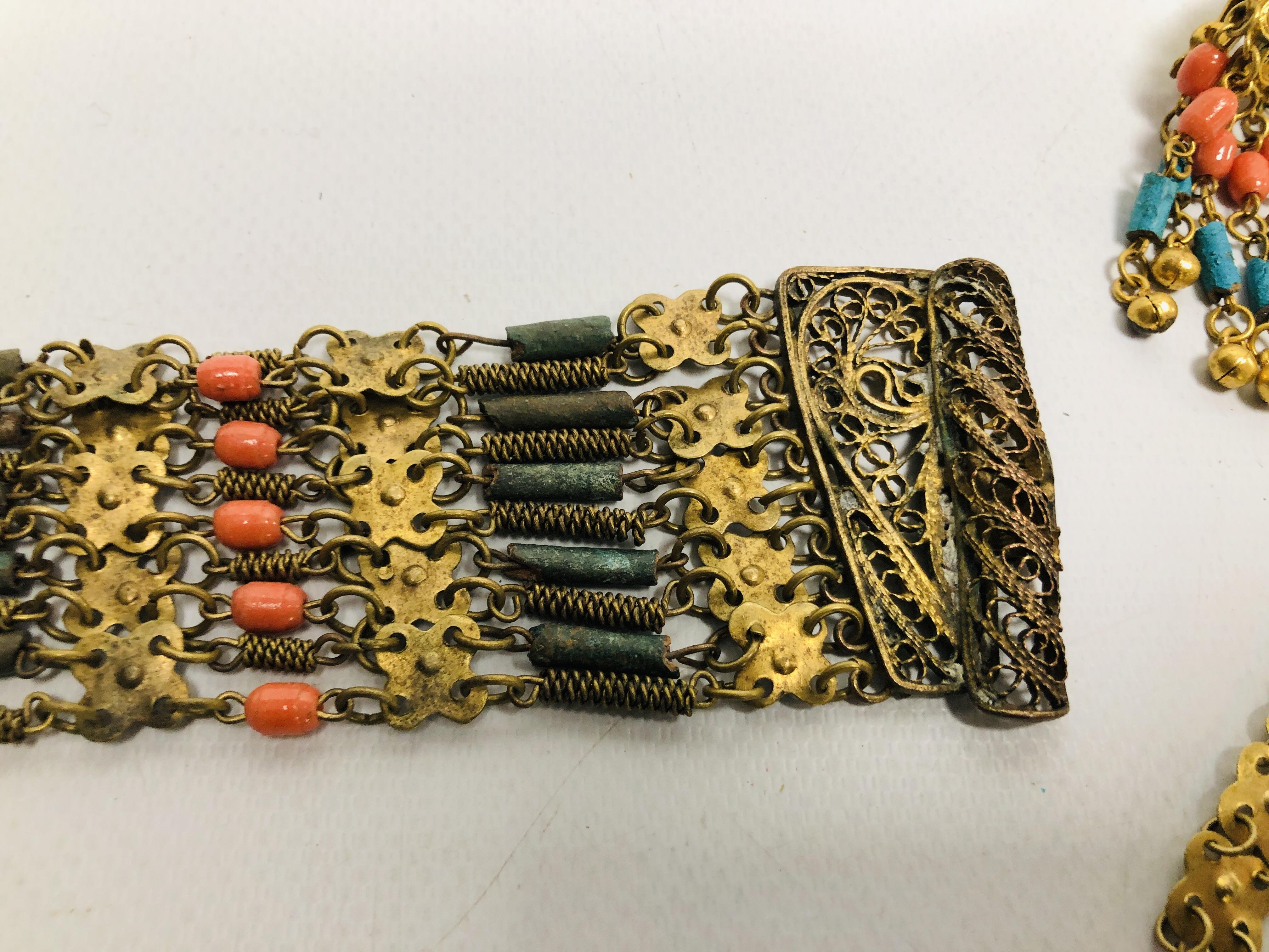 AN EGYPTIAN STYLE JEWELLERY SET COMPRISING OF A CUFF BRACELET, CLIP EARRINGS AND FACE COVERING, - Image 5 of 12