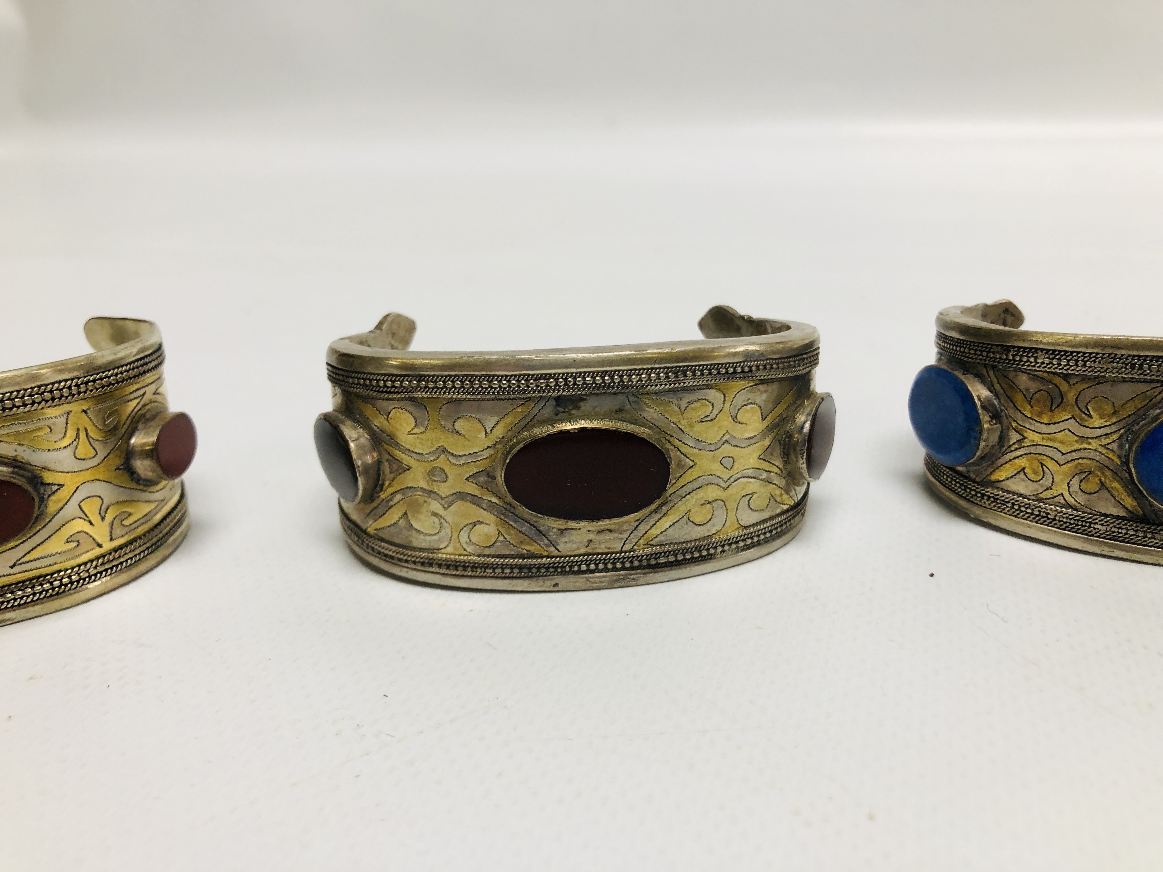 A GROUP OF 4 EASTERN STYLE WHITE METAL CUFF BRACELETS, INSET WITH OVAL STONES. - Image 5 of 8