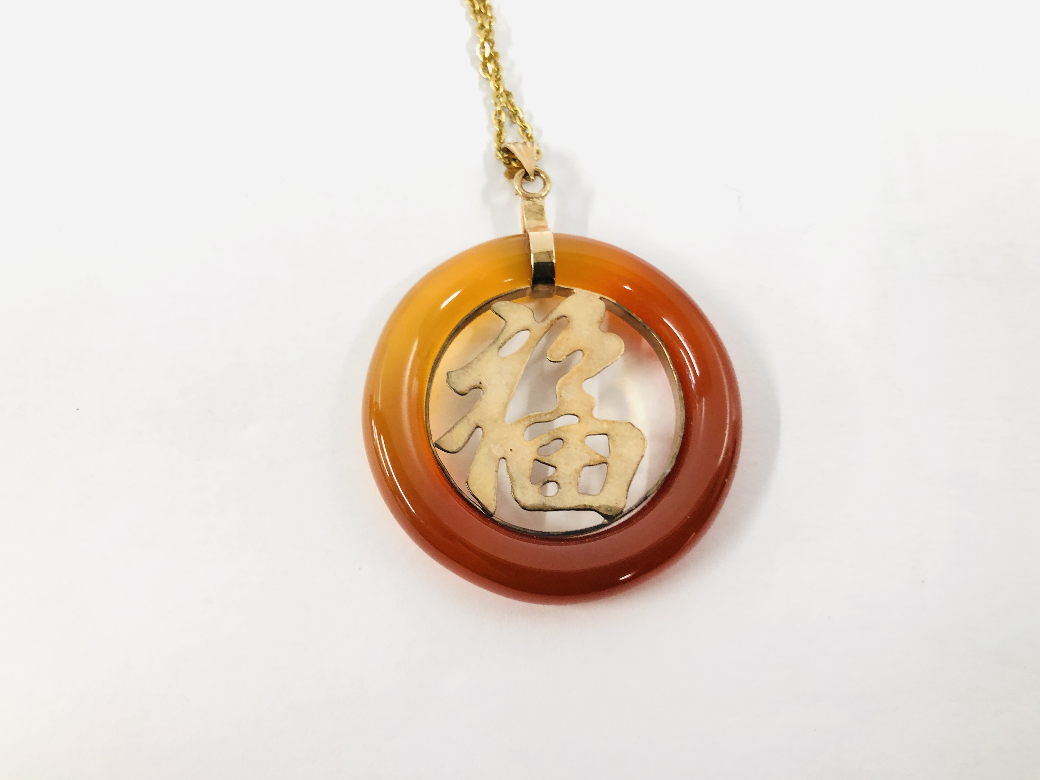 AN ORIENTAL CIRCULAR PENDANT WITH HARDSTONE SURROUND ON A FINE CHAIN MARKED 12K. - Image 4 of 14