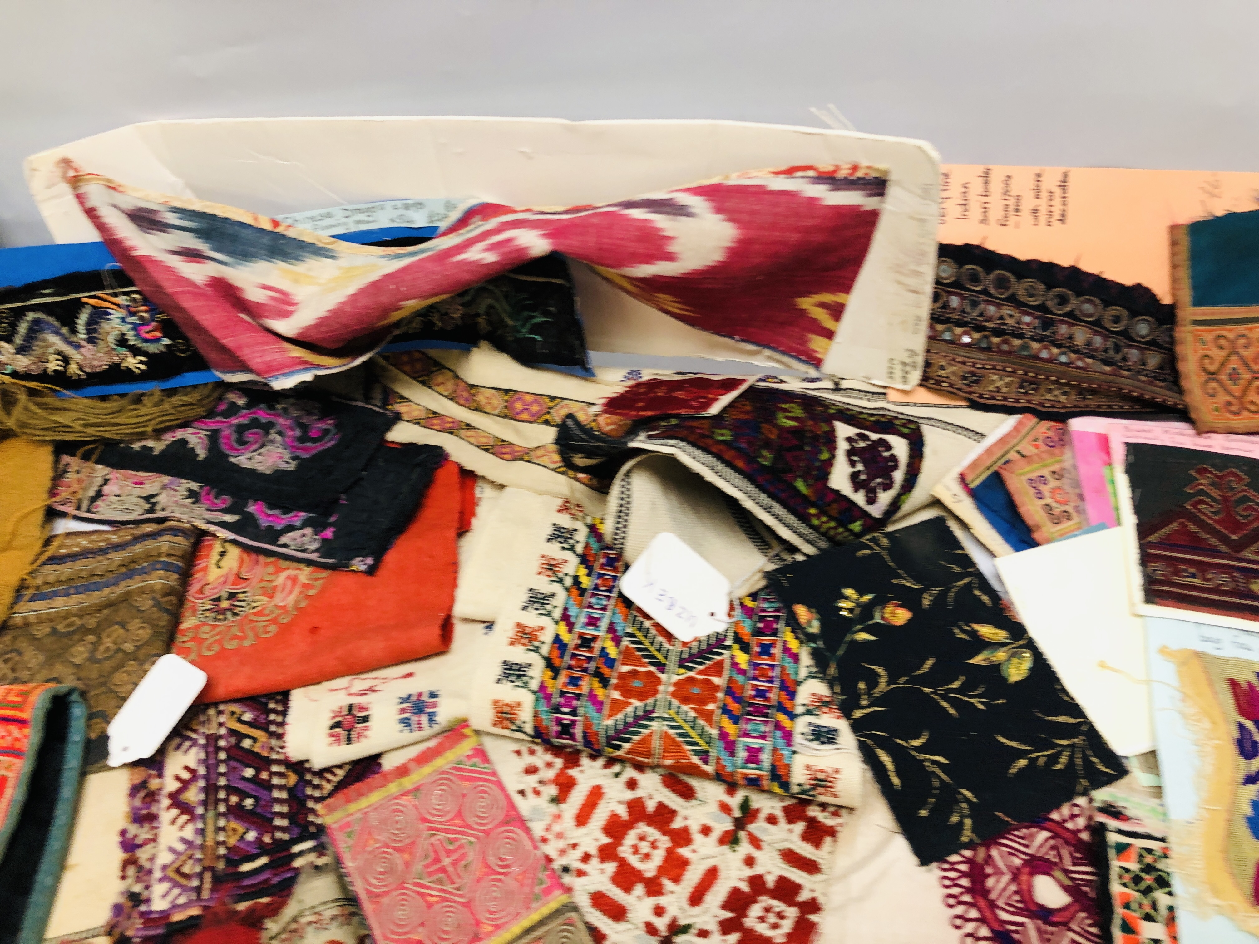 TWO BOXES CONTAINING AN EXTENSIVE COLLECTION OF TEXTILES EXAMPLES. - Image 5 of 8