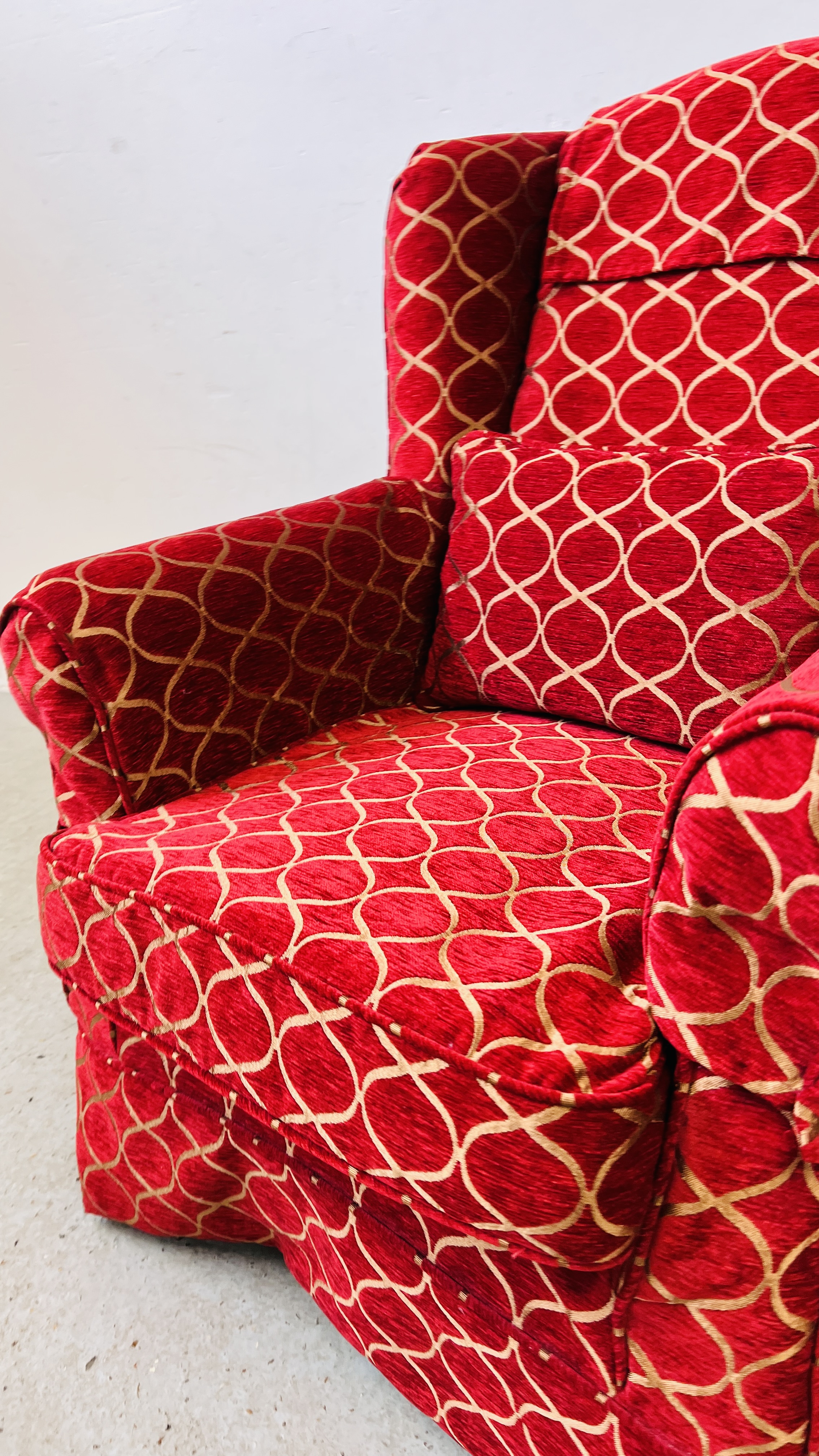 A MODERN WING BACK CHAIR UPHOLSTERED IN RED AND GOLD - Image 5 of 8
