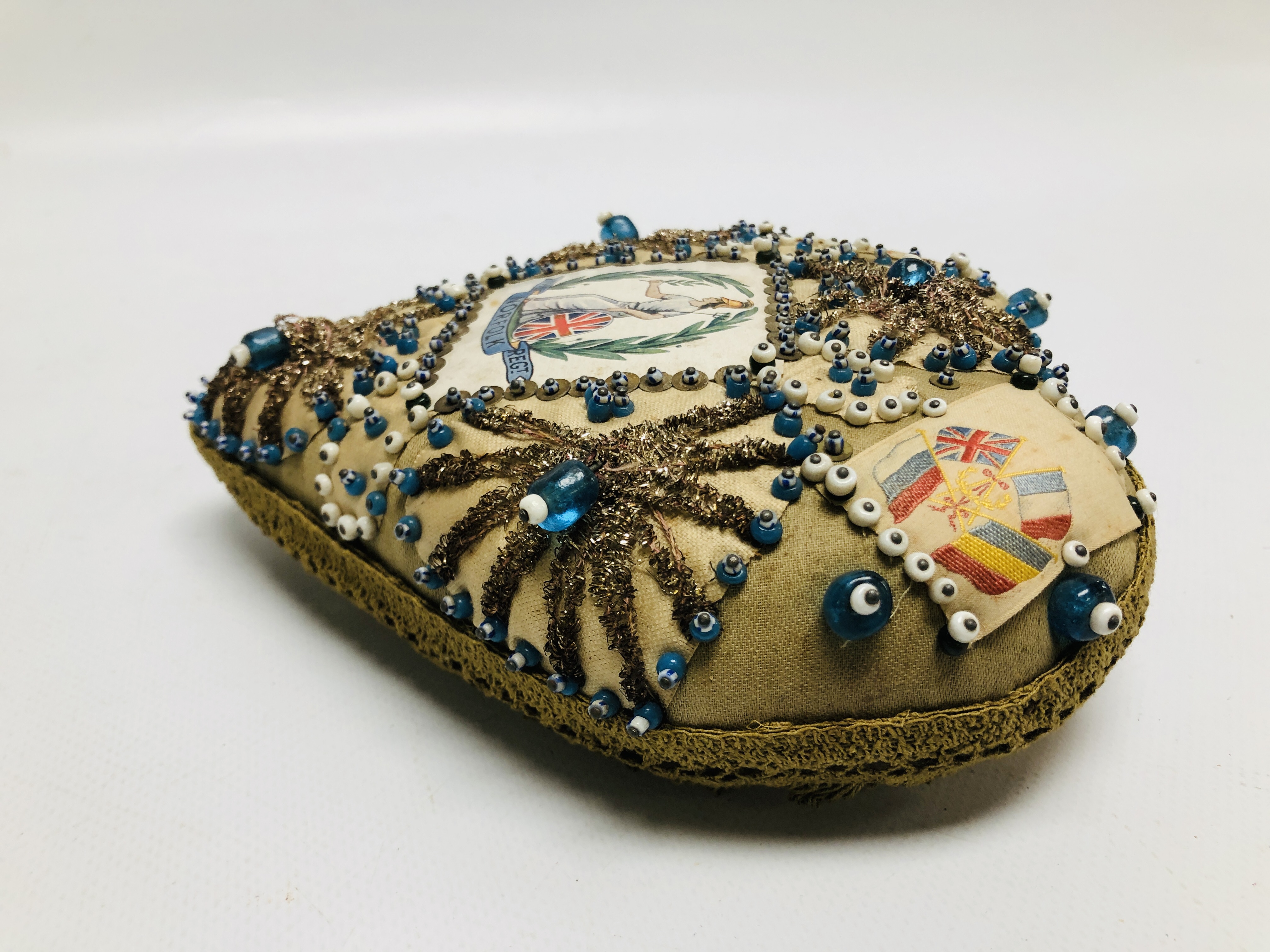 A VINTAGE WWI HEART SHAPED SWEETHEART PIN CUSHION, BEADED DETAIL "NORFOLK REG'T". - Image 6 of 7