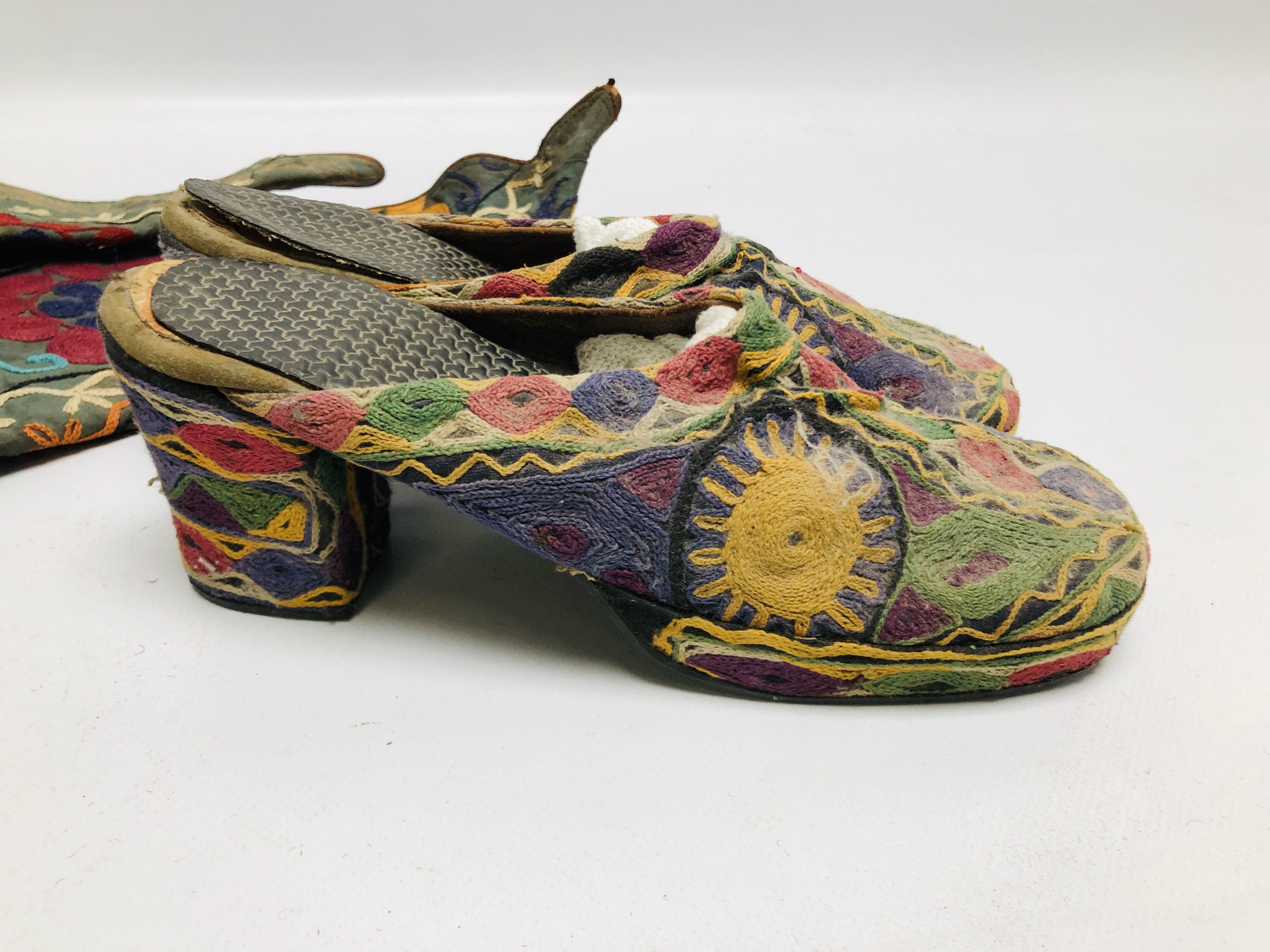 A PAIR OF MID C20TH AFGHAN EMBROIDERED SHOES ALONG WITH A PAIR OF EMBROIDERED BOOTS. - Image 2 of 10