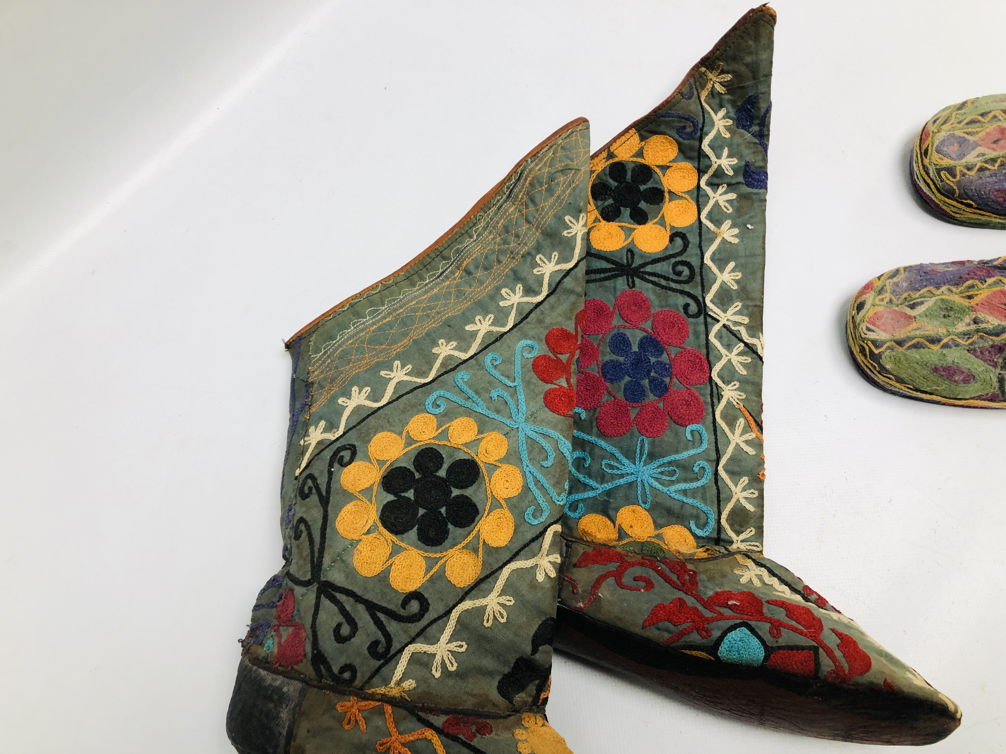 A PAIR OF MID C20TH AFGHAN EMBROIDERED SHOES ALONG WITH A PAIR OF EMBROIDERED BOOTS. - Image 6 of 10