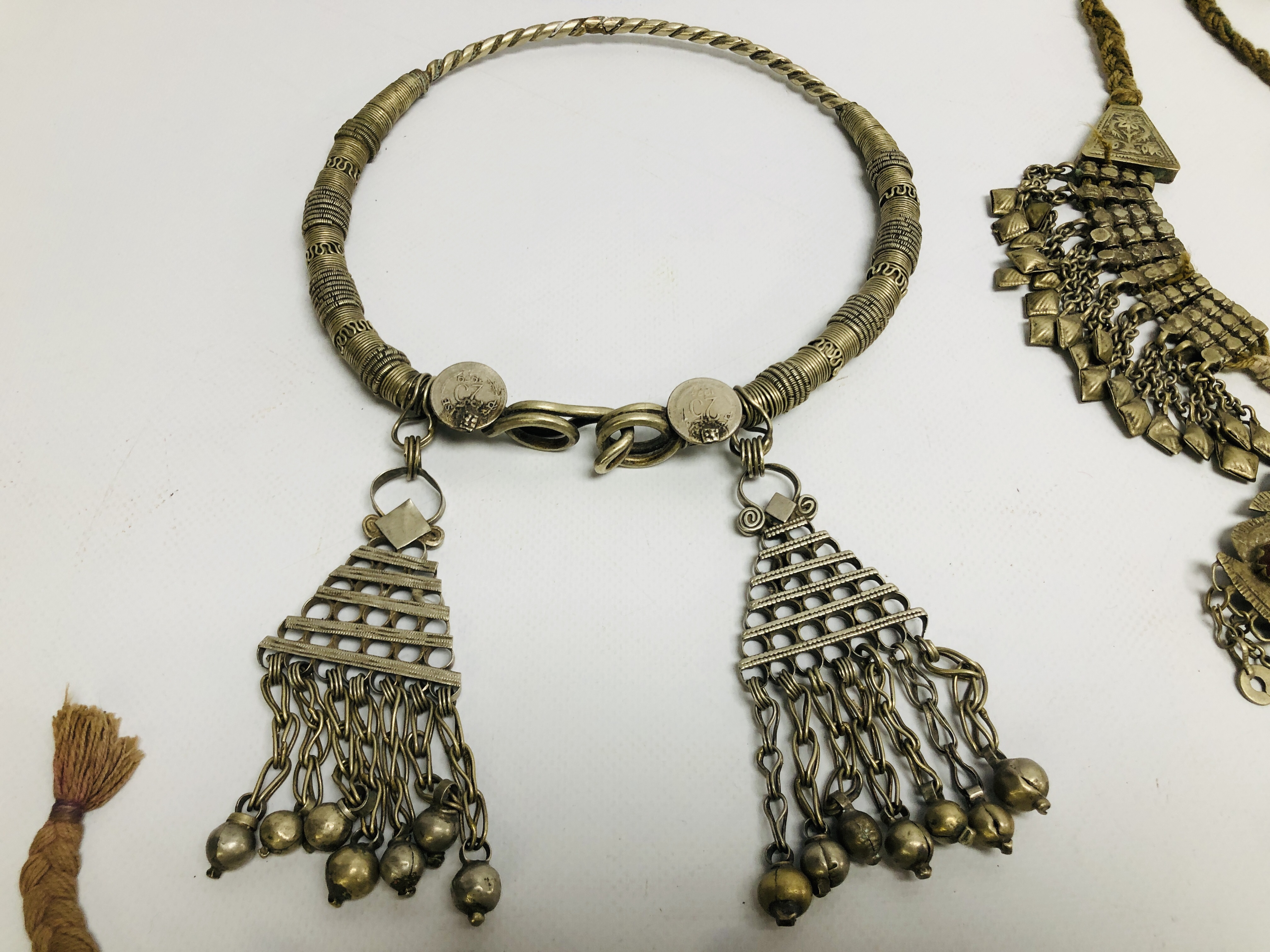 A GROUP OF 5 ELABORATE EASTERN STYLE WHITE METAL NECKLACES TO INCLUDE CHOKER EXAMPLES. - Image 7 of 8