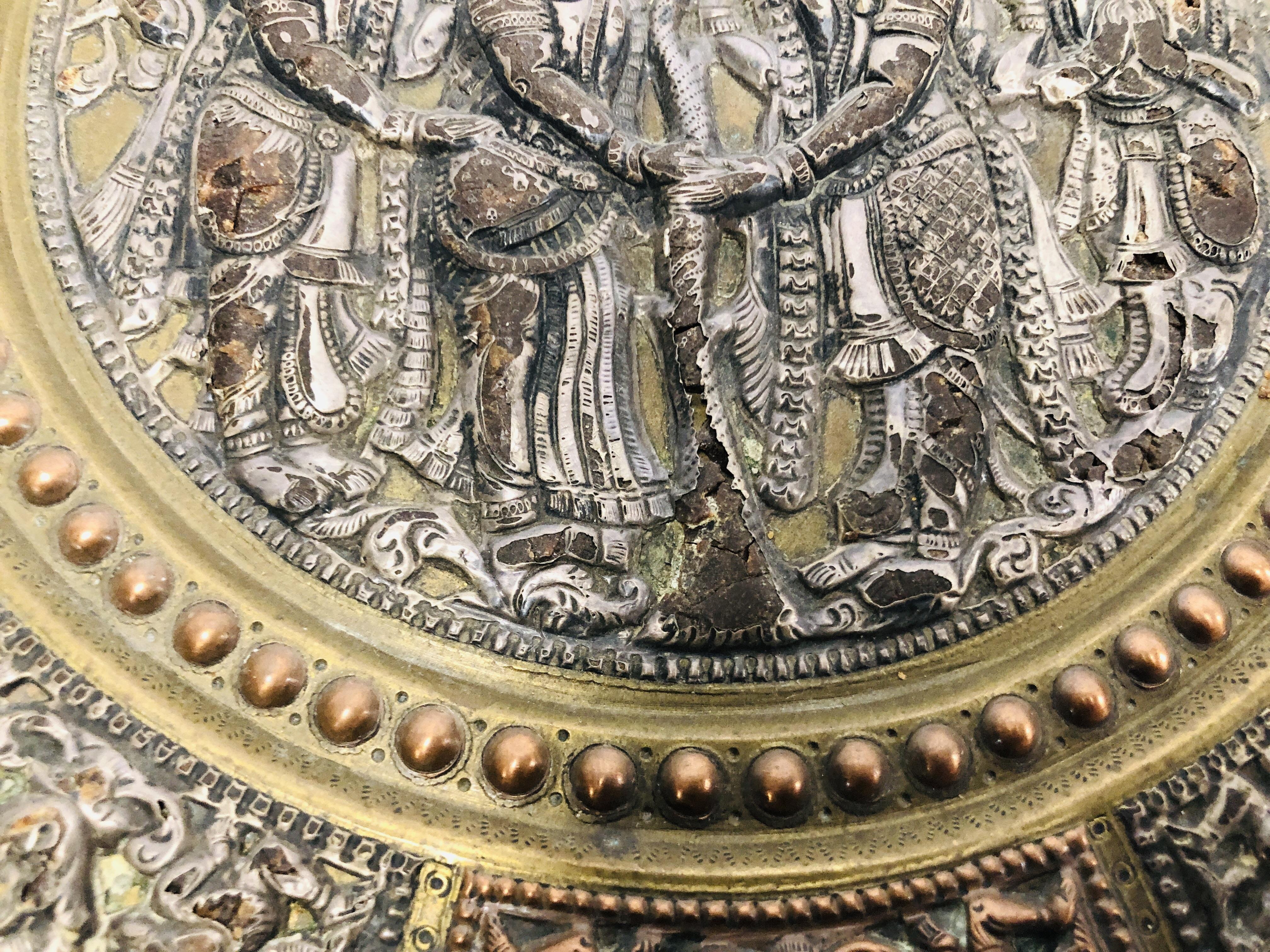 AN INDIAN BRASS AND COPPER MARRIAGE PLATE THE CENTRE WITH SILVERED FIGURES, - Bild 5 aus 11