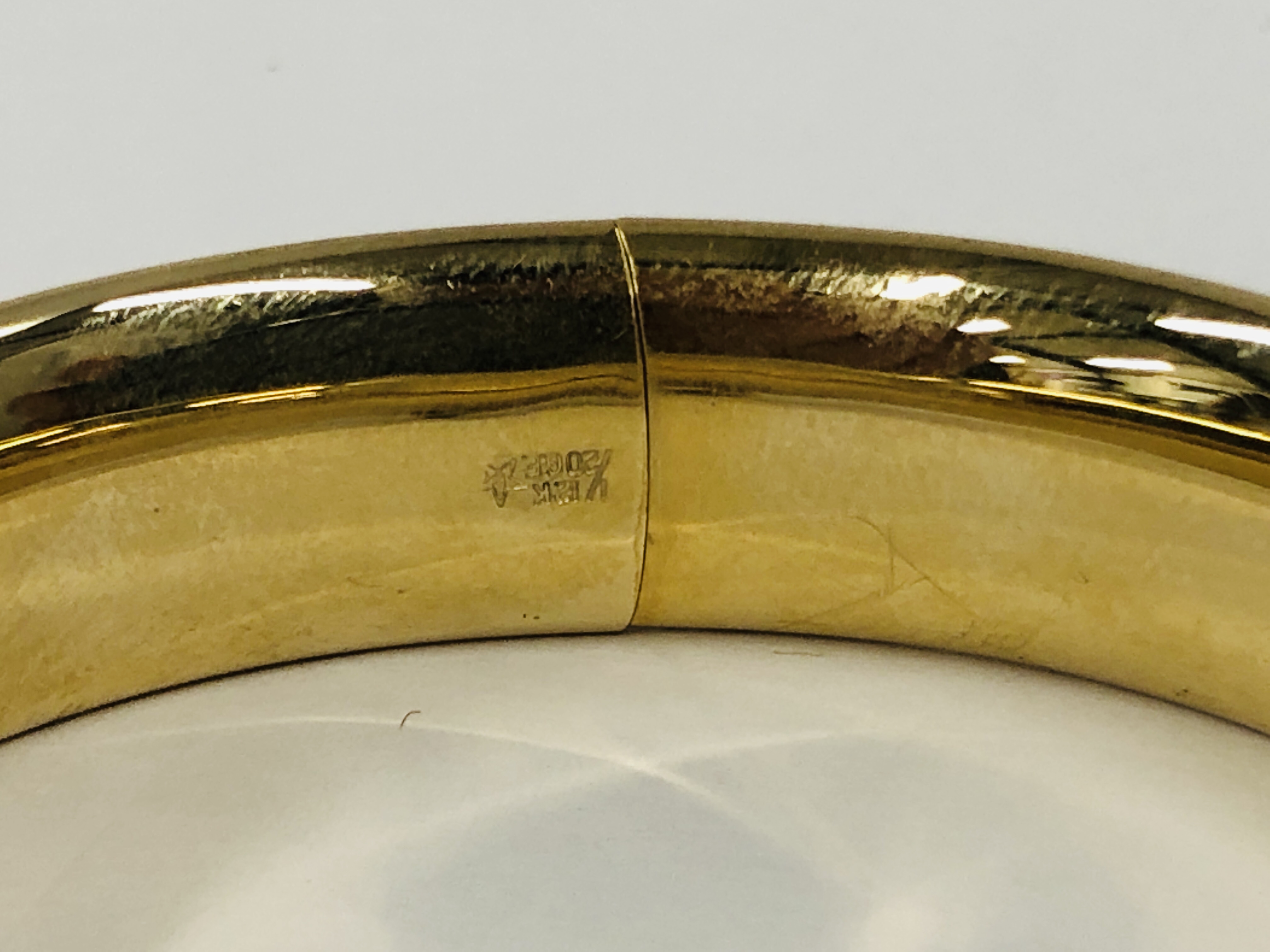 A GOLD FILLED HINGED BANGLE WITH CHASED DECORATION - Image 5 of 8