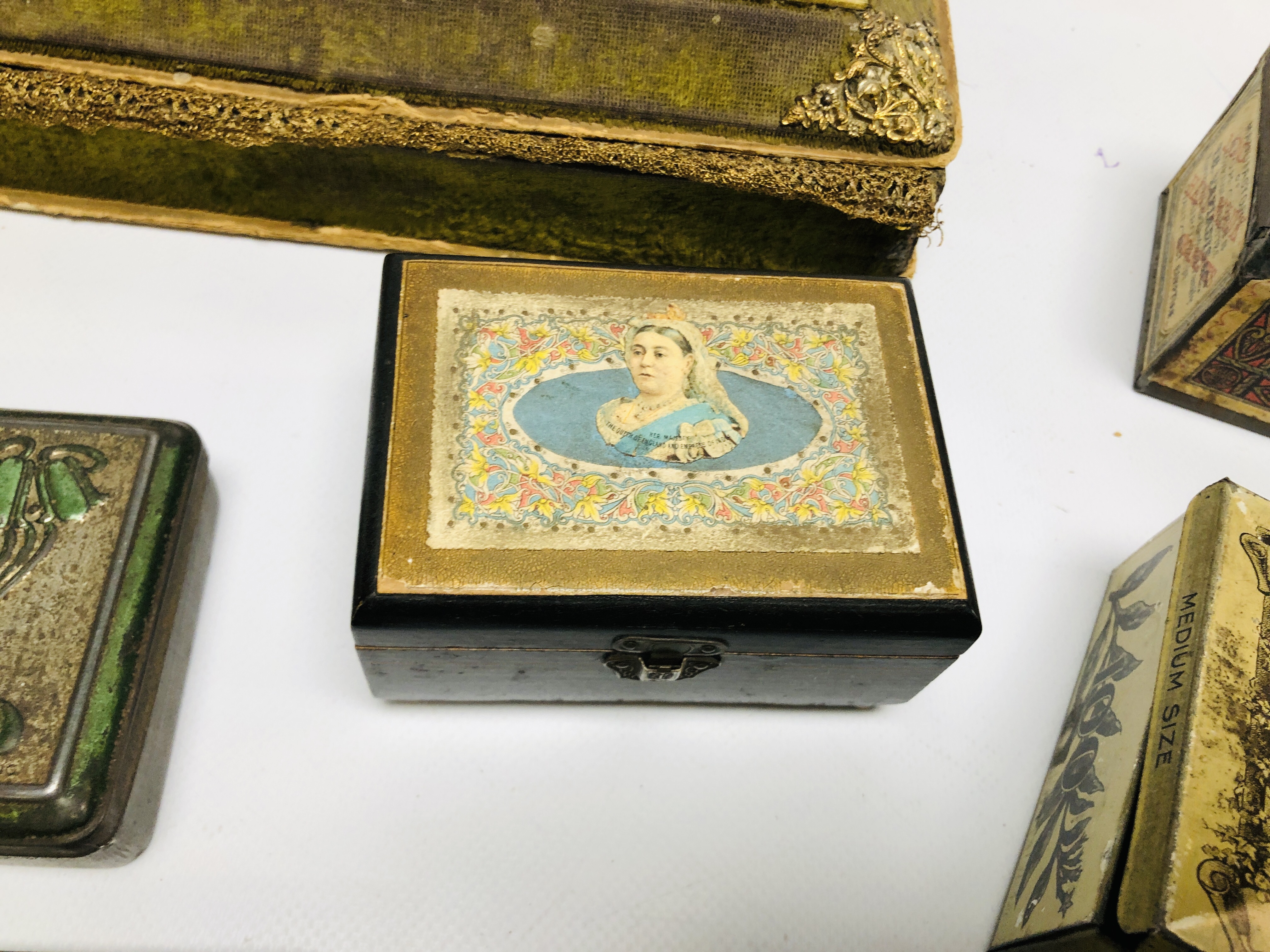 A COLLECTION OF ASSORTED SOUVENIR CIGARETTE AND COMMEMORATIVE BOXES AND TINS TO INCLUDE A BRASS - Image 4 of 11