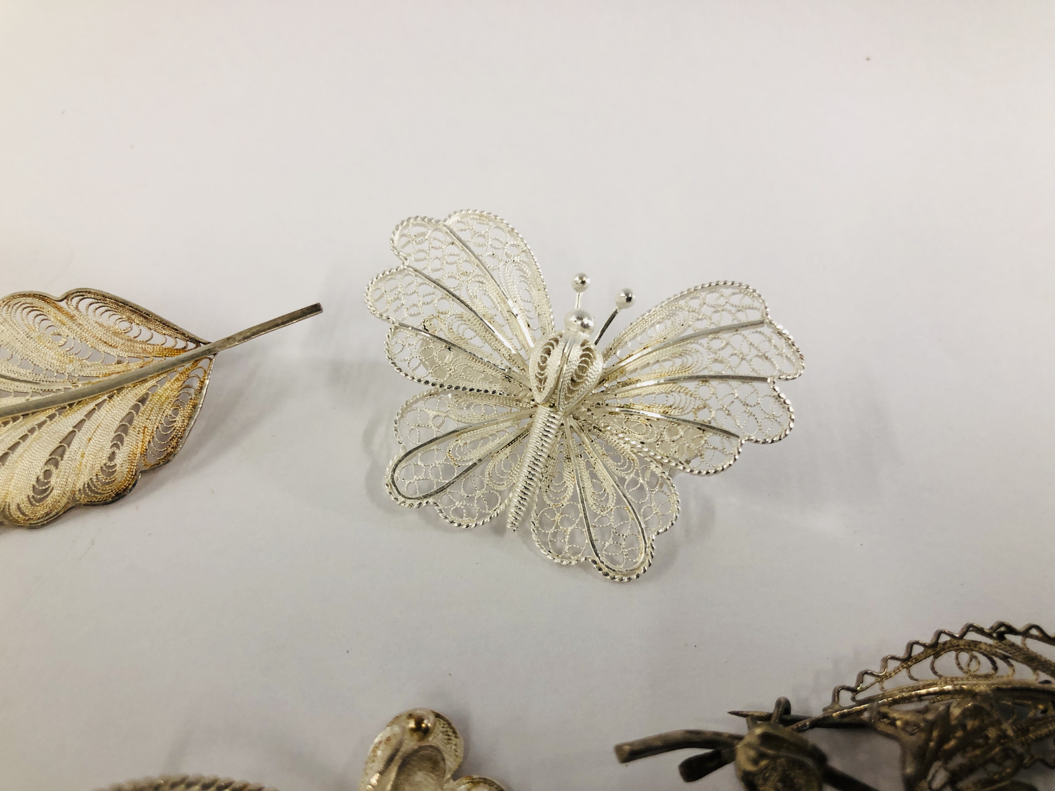 A GROUP OF 6 VINTAGE SILVER AND WHITE METAL FILIGREE BROOCHES. - Image 4 of 8