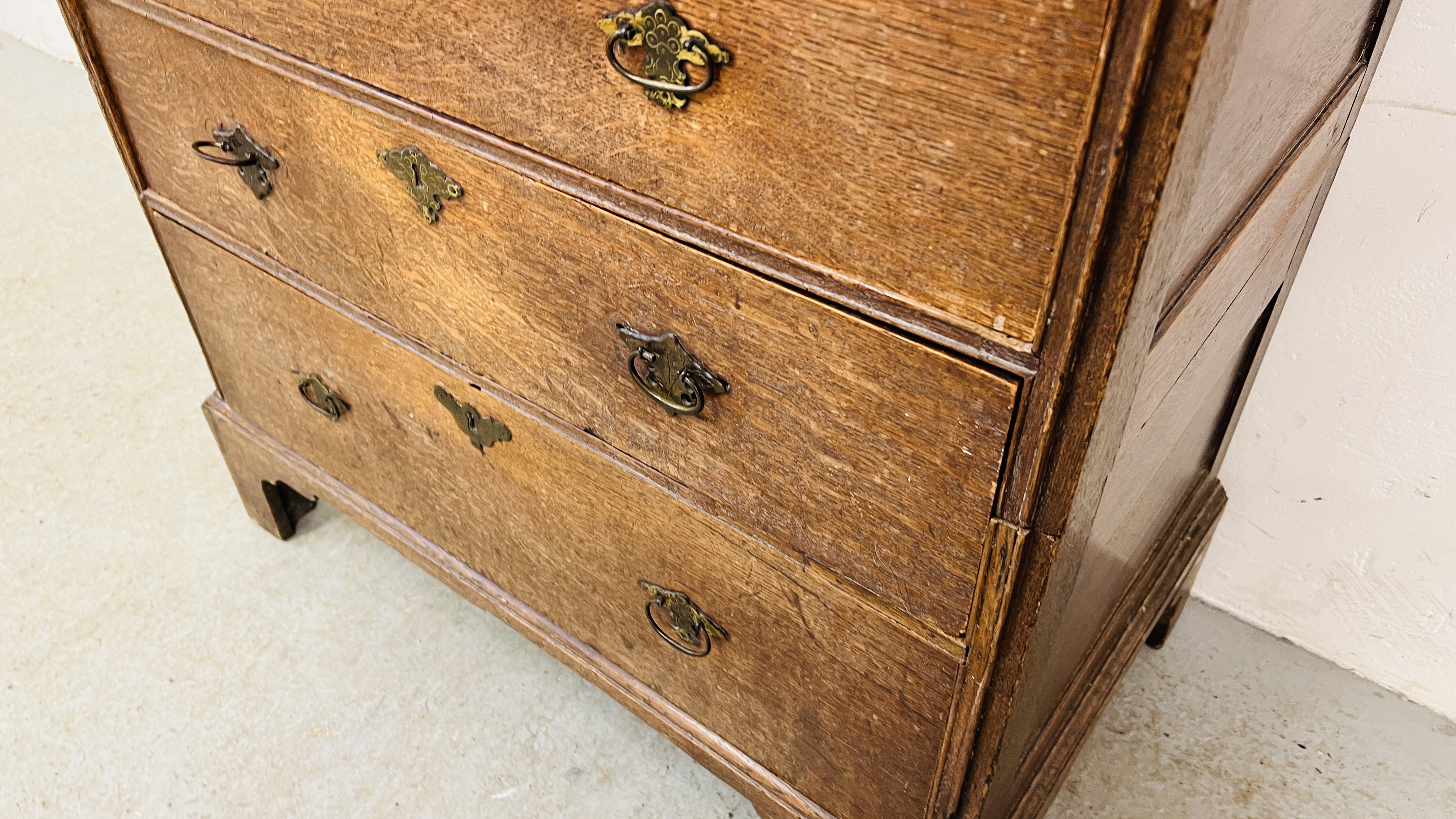 AN ANTIQUE OAK 2 OVER 3 DRAWER CHEST WITH BRASS HANDLES (SPLIT CHEST) W 87CM X D 49CM. X H 94CM. - Image 6 of 9