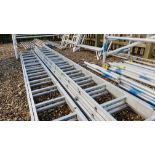 A FOURTEEN RUNG TRIPLE EXTENSION ALUMINIUM LADDER.