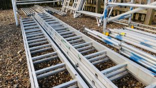 A FOURTEEN RUNG TRIPLE EXTENSION ALUMINIUM LADDER.