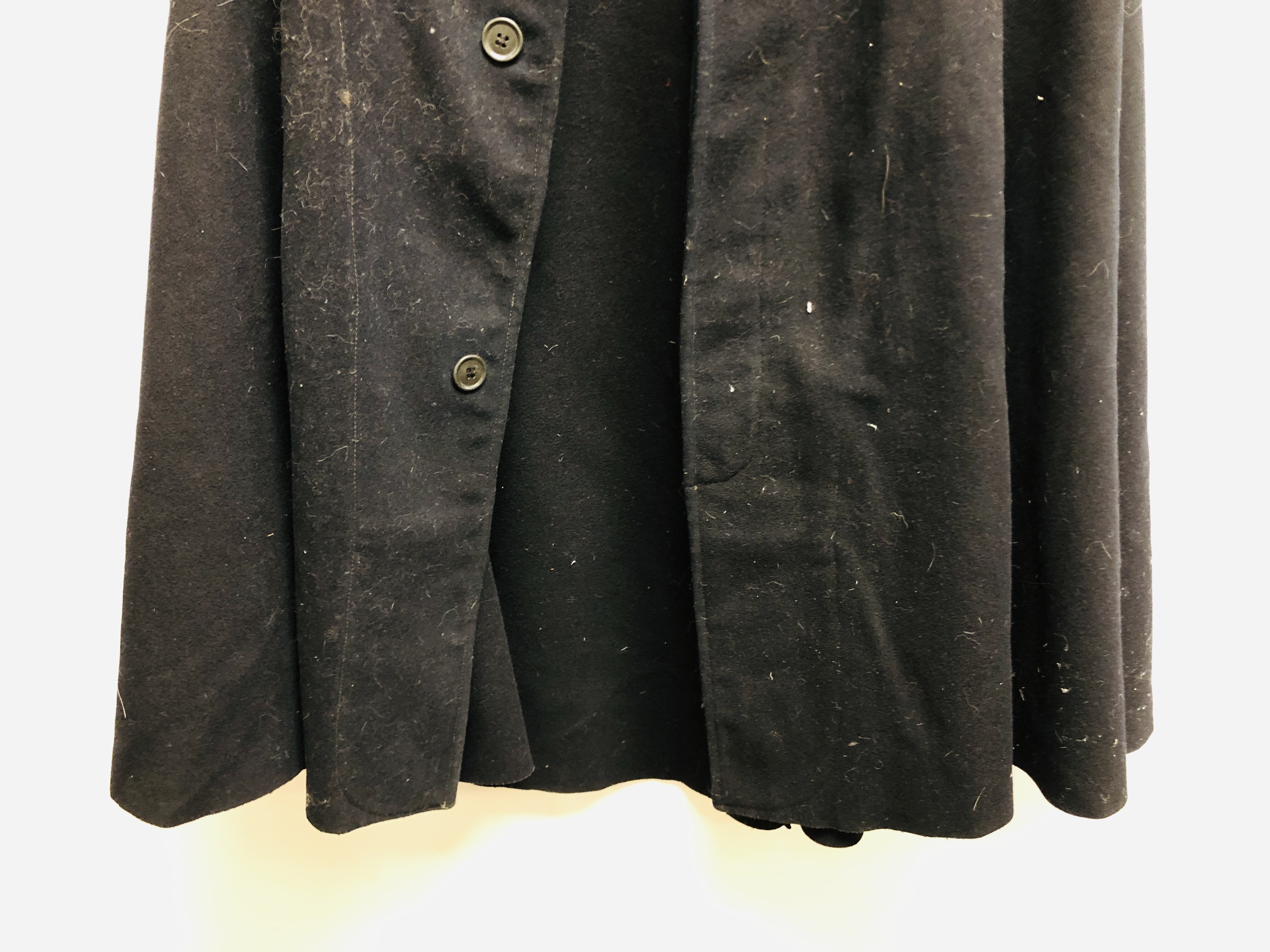 A VINTAGE BLACK FELT CAPE ON AN ORIGINAL WOODEN COAT HANGER TAILORS EDWARDS AND GITTINGS GILLINGHAM. - Image 3 of 4