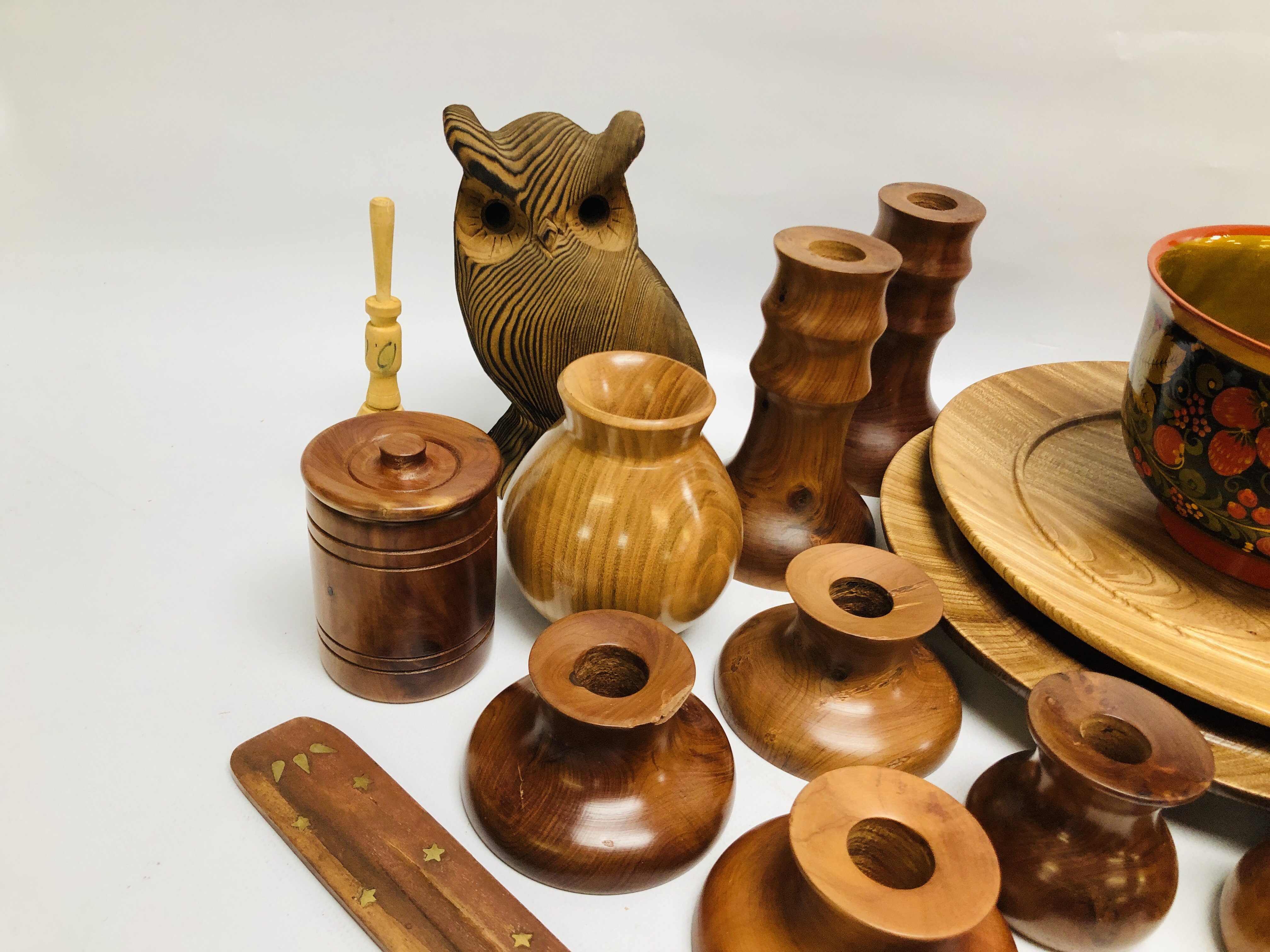 AN EXTENSIVE COLLECTION OF WOOD TURNED MAINLY "BERMUDA CEDAR" OBJECTS COMPRISING CANDLESTICKS AND - Image 5 of 12