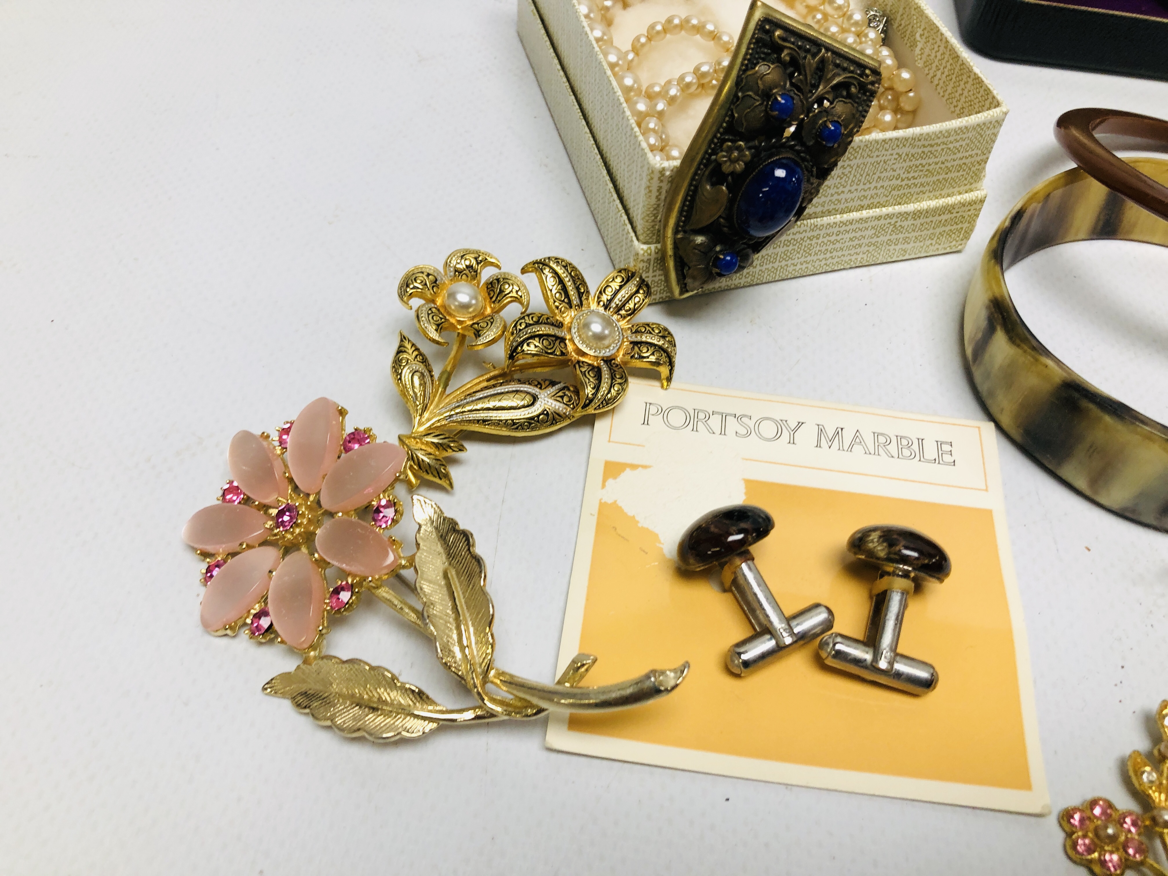 A COLLECTION OF MAINLY VINTAGE JEWELLERY TO INCLUDE SIMULATED PEARLS, BROOCHES, COIN BRACELETS, - Image 2 of 10