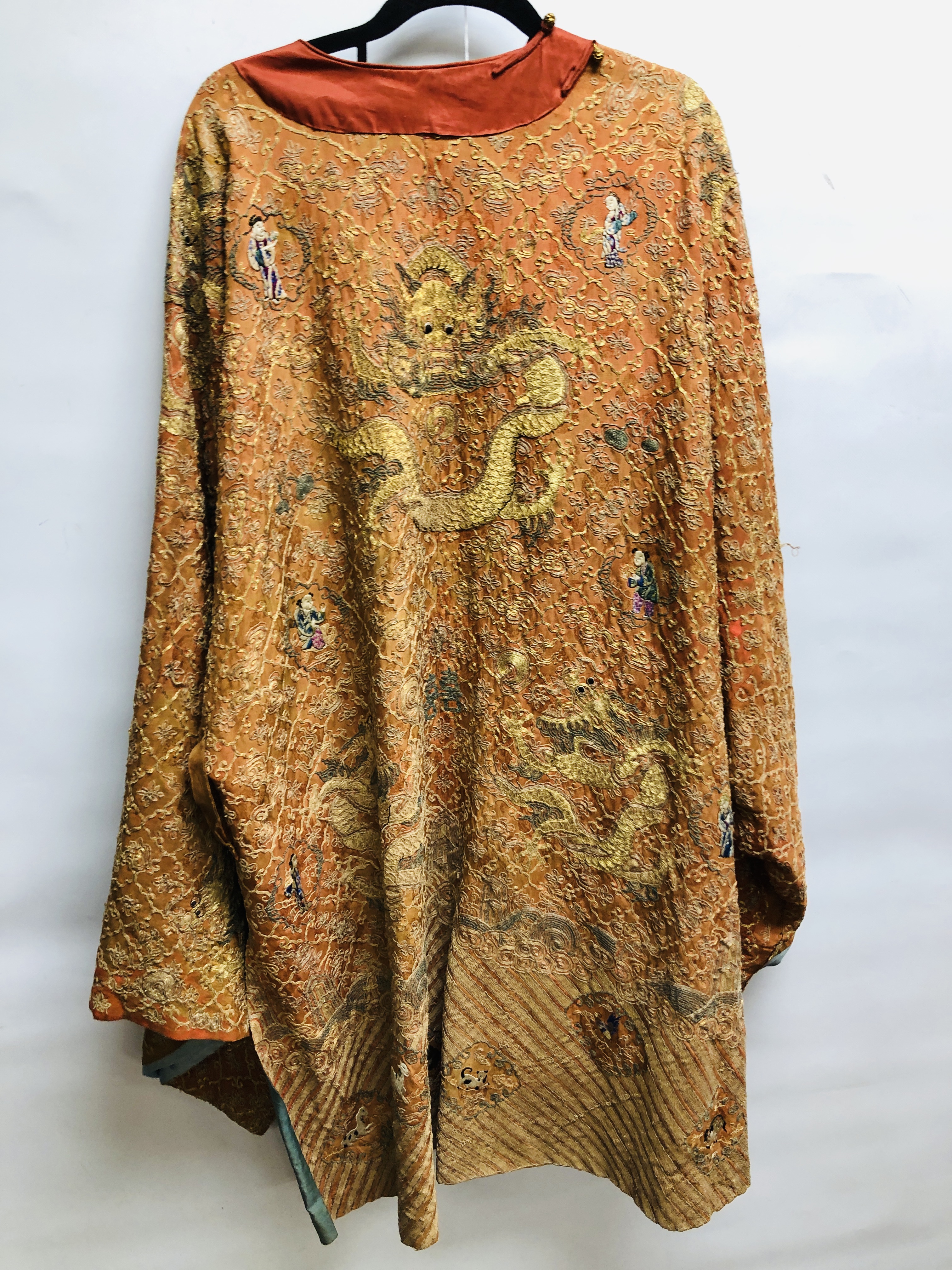 AN ELABORATE ANTIQUE CHINESE SILK CLOAK ON AN ORANGE FIELD EMBROIDERED WITH FIGURES AND GILT - Image 5 of 7