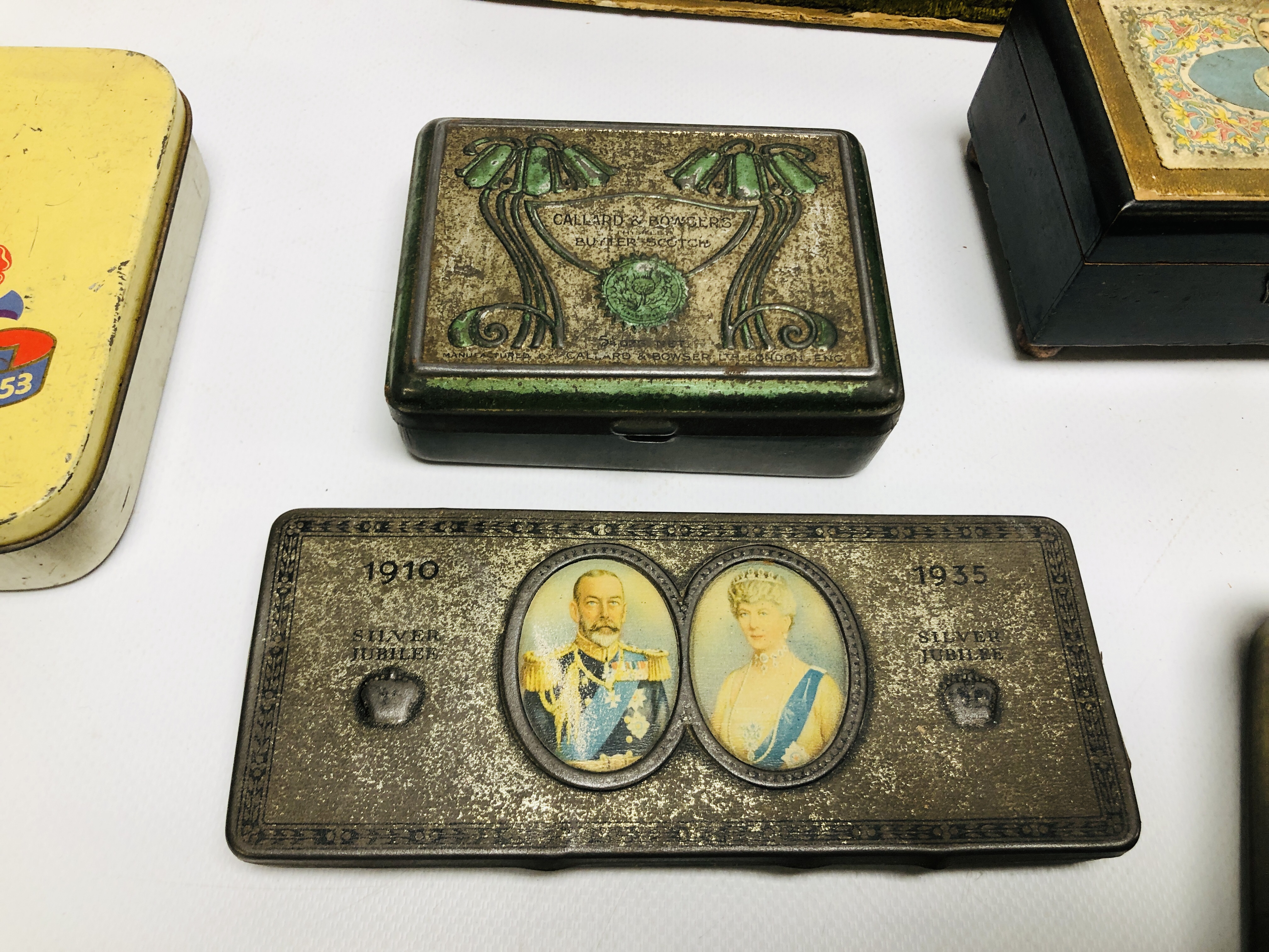 A COLLECTION OF ASSORTED SOUVENIR CIGARETTE AND COMMEMORATIVE BOXES AND TINS TO INCLUDE A BRASS - Image 3 of 11