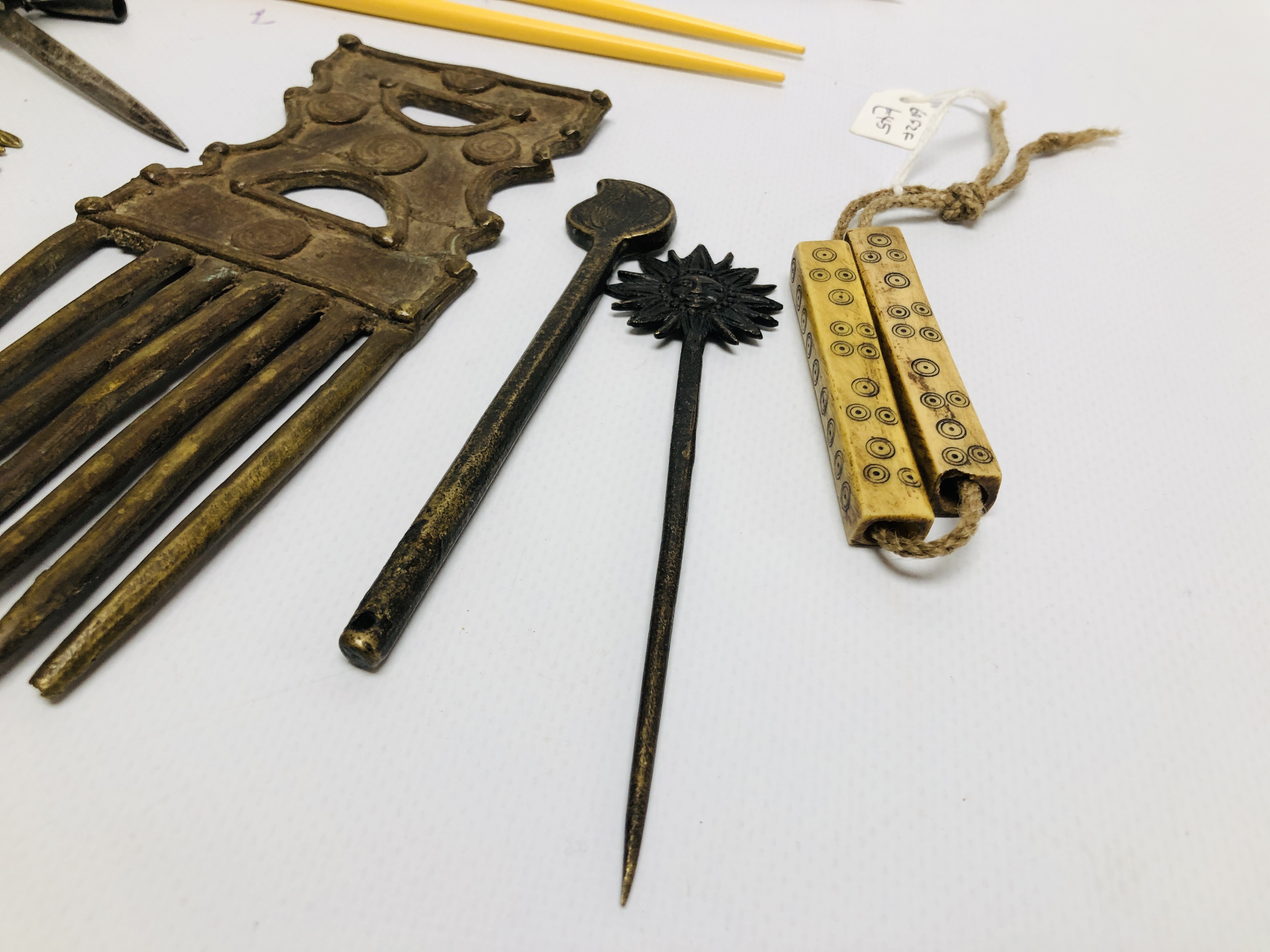 A TRAY OF COLLECTABLE OBJECTS TO INCLUDE VARIOUS HAIR PINS AND COMB ALONG WITH AN ORIENTAL BONE - Image 6 of 6