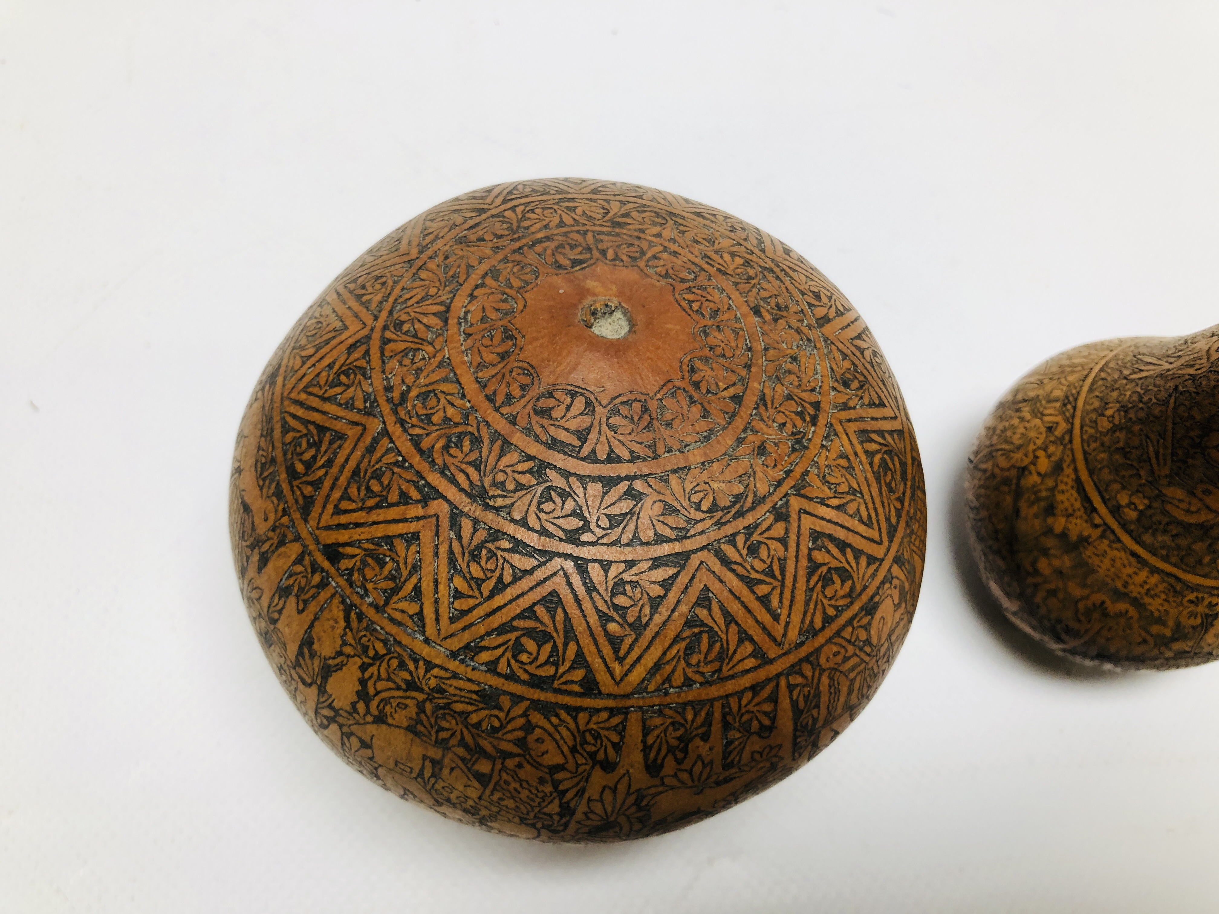 TWO PERUVIAN ENGRAVED GOURDS. - Image 5 of 8