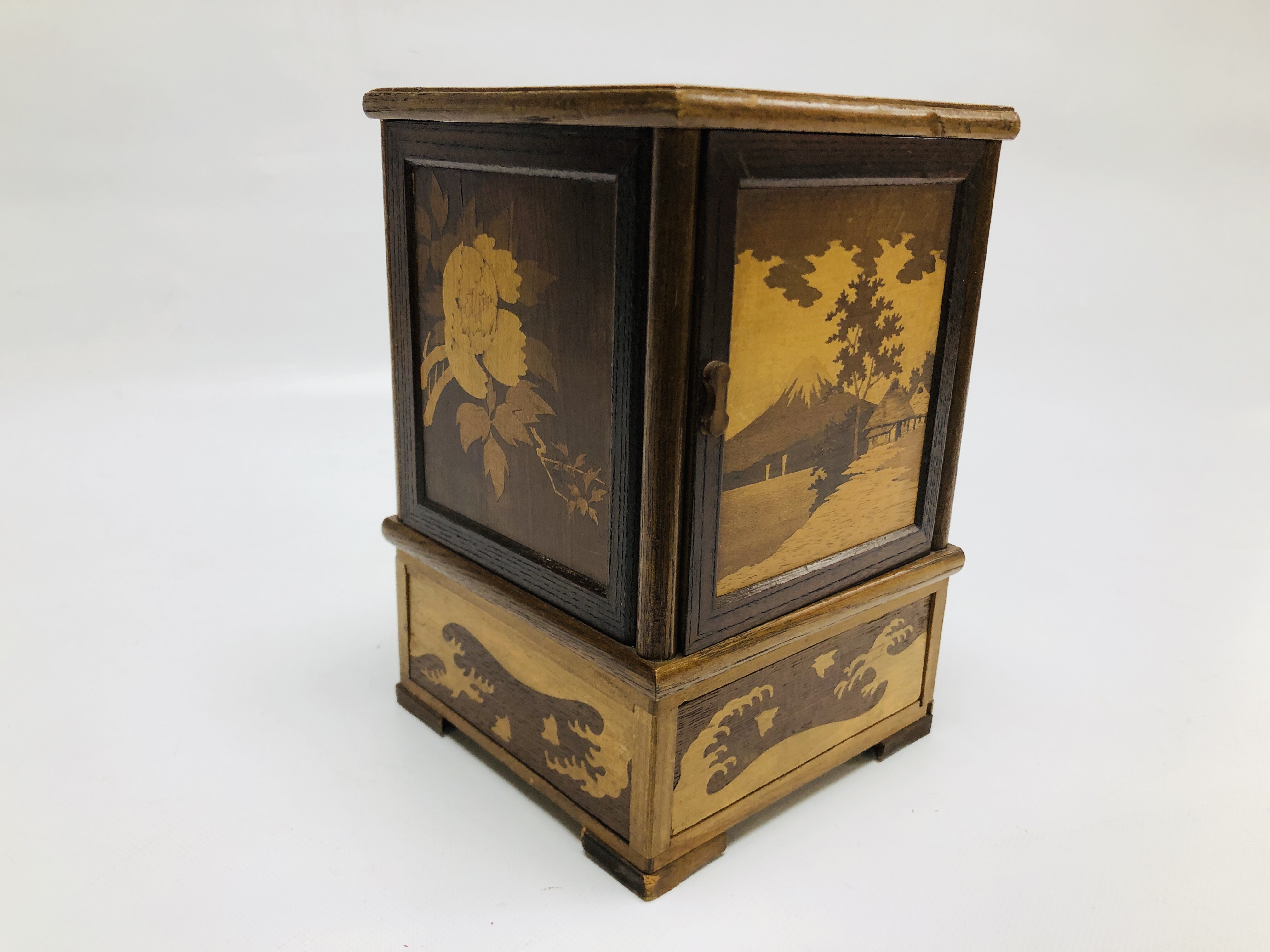 A VINTAGE ORIENTAL INLAID MARQUETRY CIGAR / CIGARETTE BOX W 6.5CM. X H 24CM. - Image 7 of 7