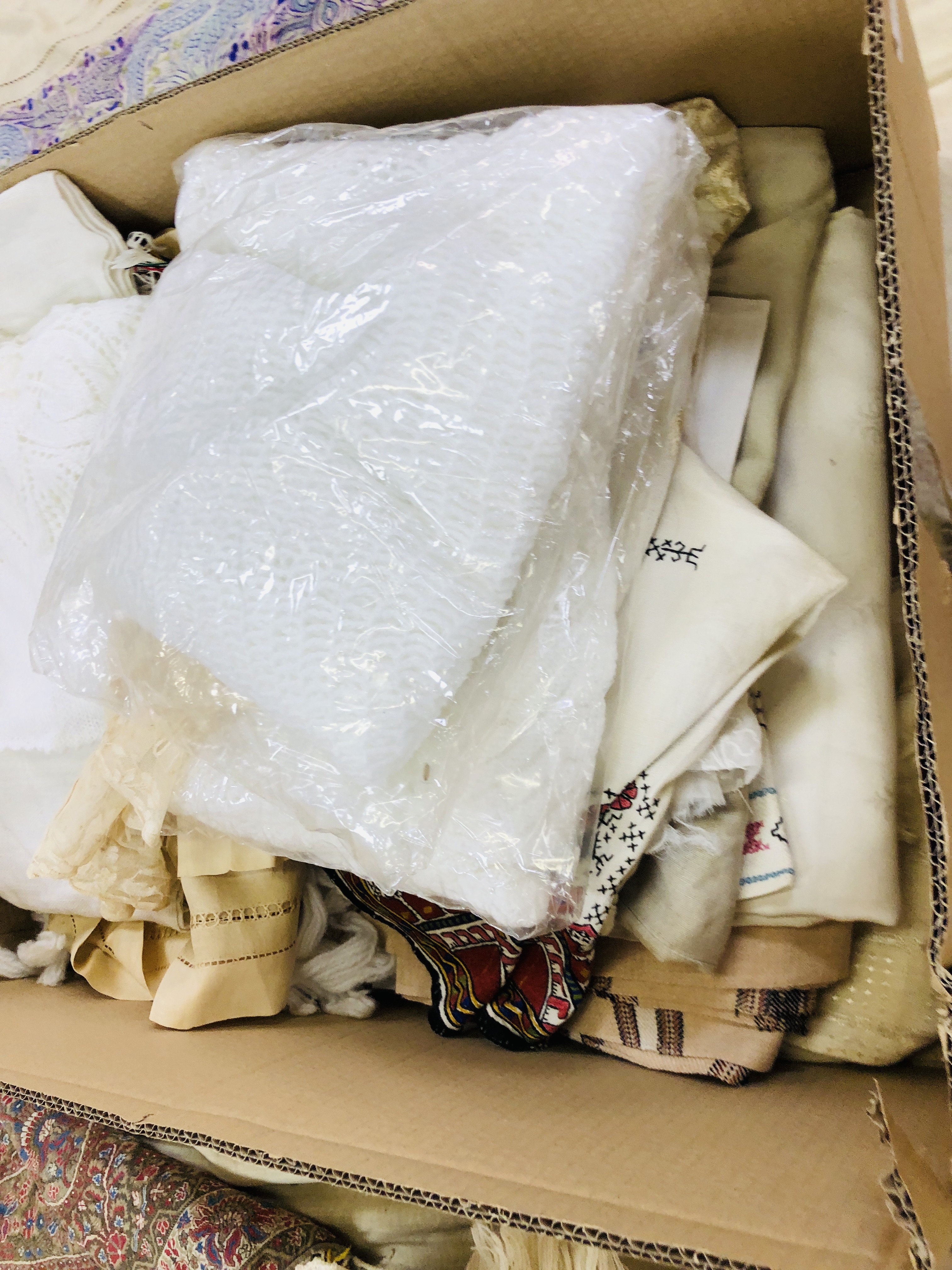 THREE BOXES CONTAINING AN EXTENSIVE QUANTITY OF ASSORTED LINEN, LACE, - Image 3 of 14
