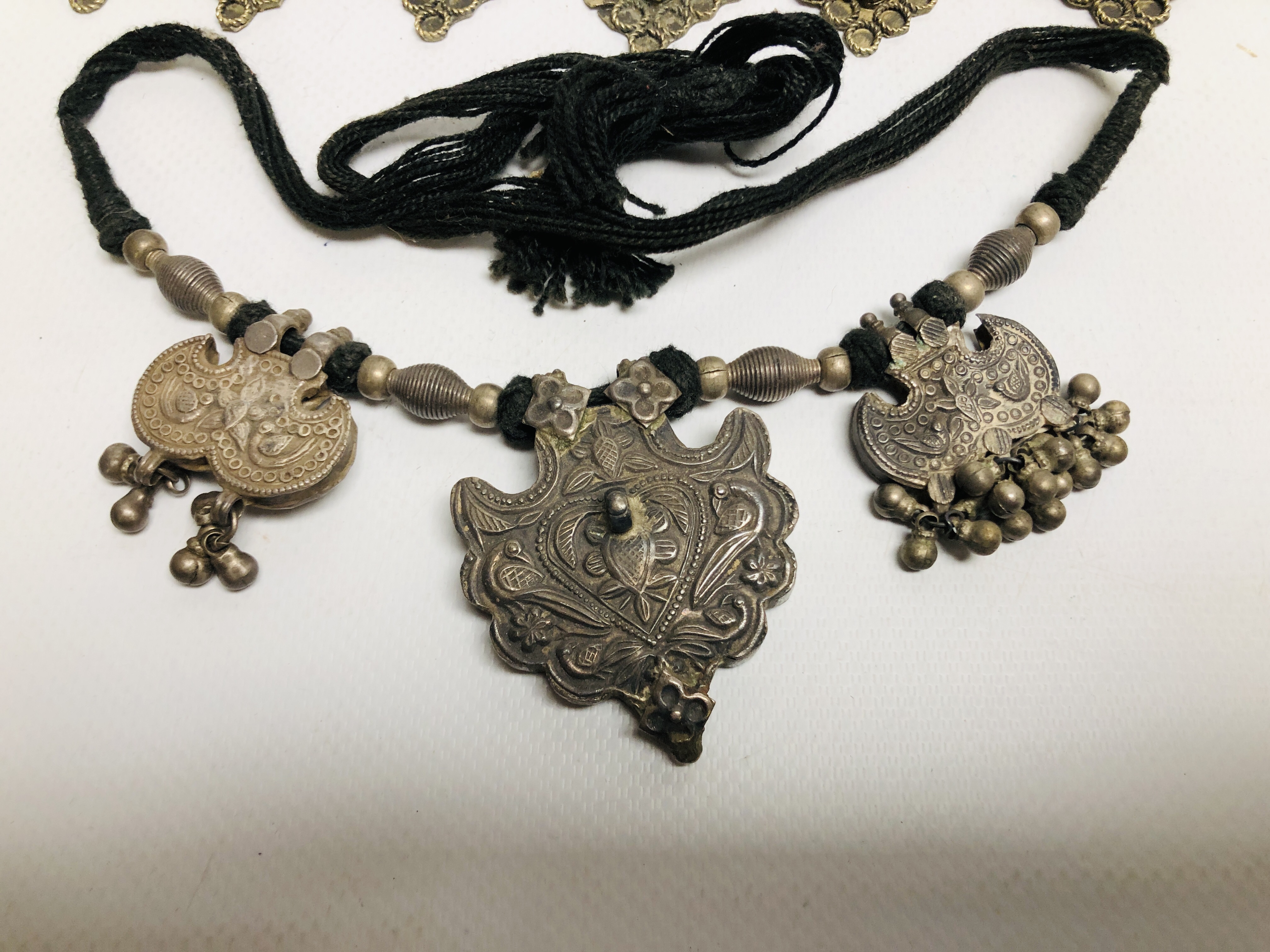 A GROUP OF 5 ELABORATE EASTERN STYLE WHITE METAL NECKLACES TO INCLUDE CHOKER EXAMPLES. - Image 2 of 8