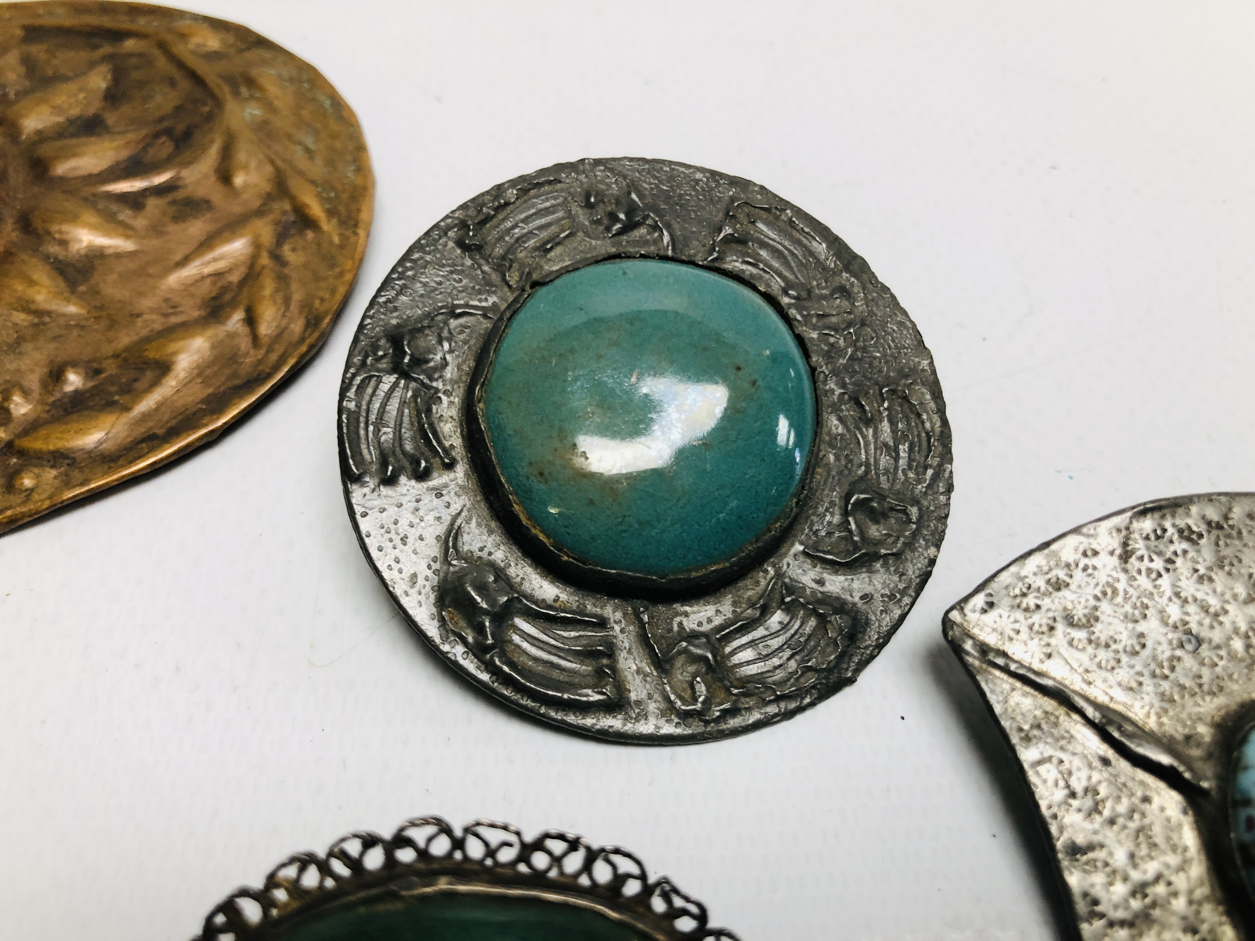 A GROUP OF 5 BROOCHES TO INCLUDE PEWTER ARTS AND CRAFTS STYLE STONE SET EXAMPLES ETC. - Image 5 of 7