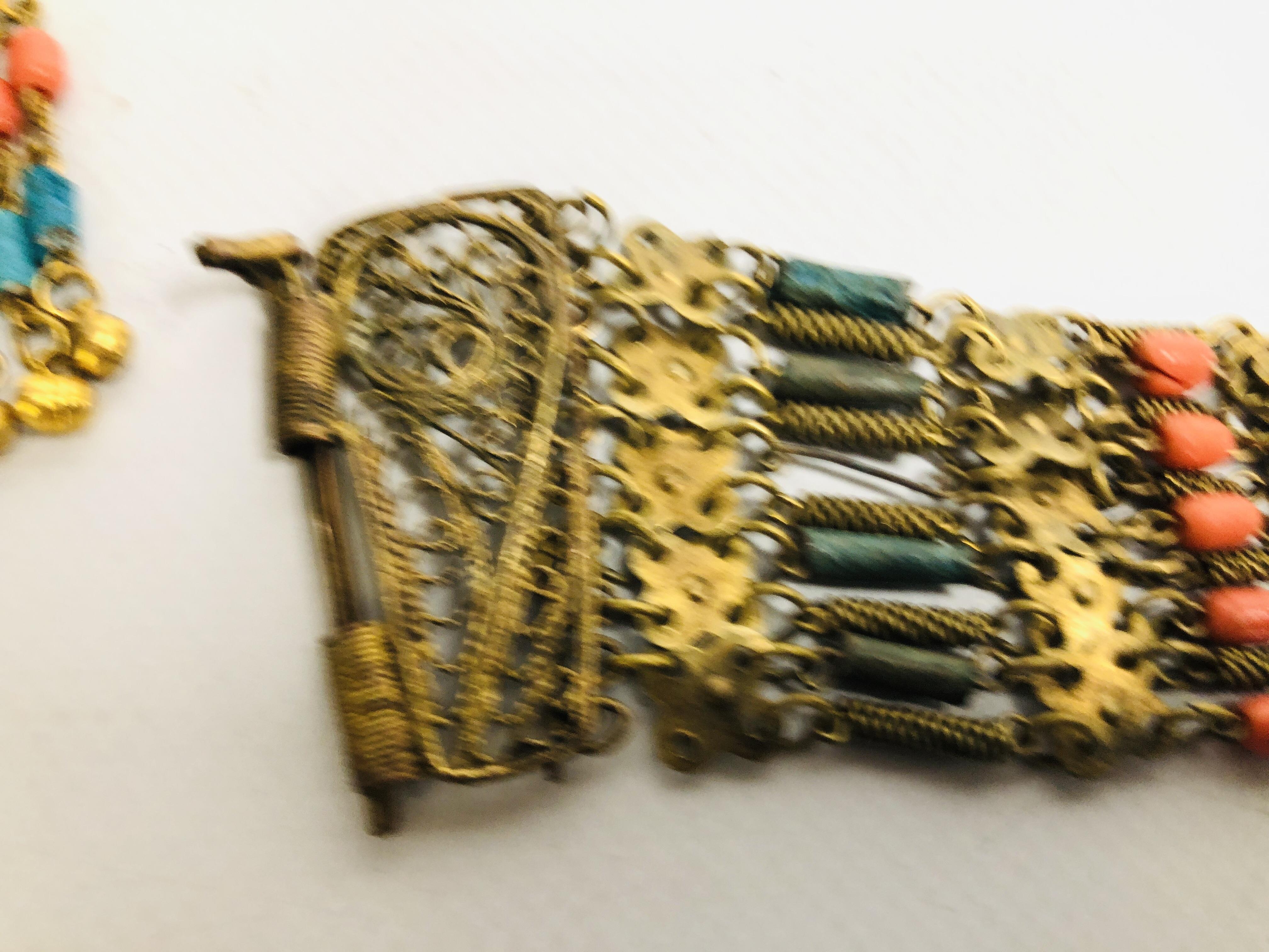 AN EGYPTIAN STYLE JEWELLERY SET COMPRISING OF A CUFF BRACELET, CLIP EARRINGS AND FACE COVERING, - Image 3 of 12