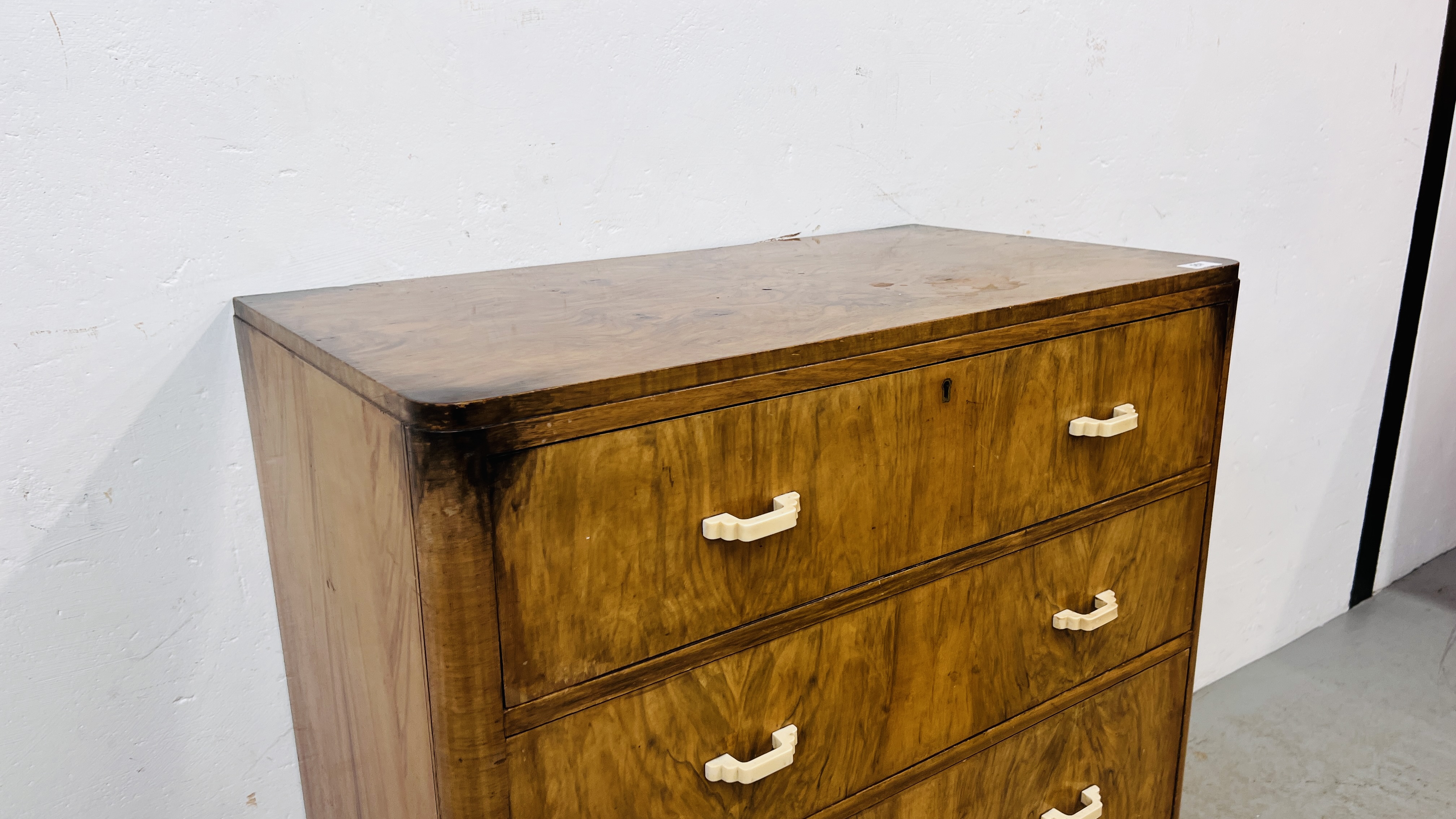 A VINTAGE WALNUT FINISH 4 DRAWER CHEST OF DRAWERS WITH PLASTIC DECO HANDLES W 77CM. X 43CM. X 94CM. - Image 4 of 9