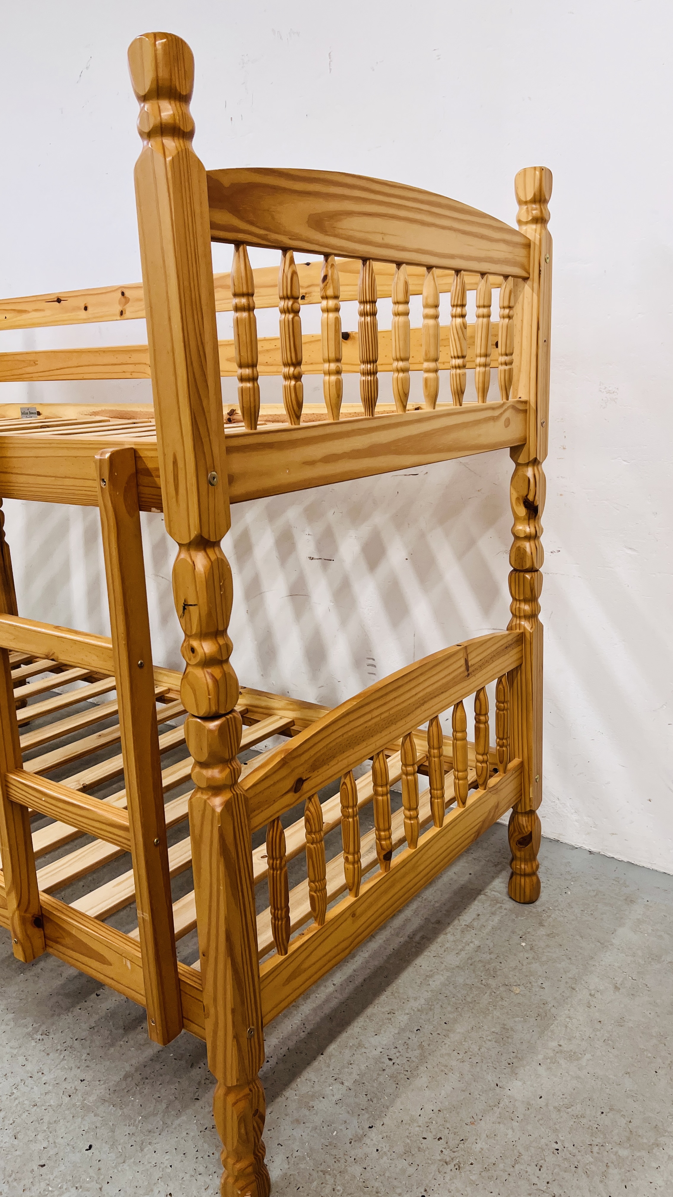 A PINE FRAME BUNK BED - Image 3 of 11