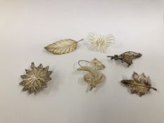 A GROUP OF 6 VINTAGE SILVER AND WHITE METAL FILIGREE BROOCHES.