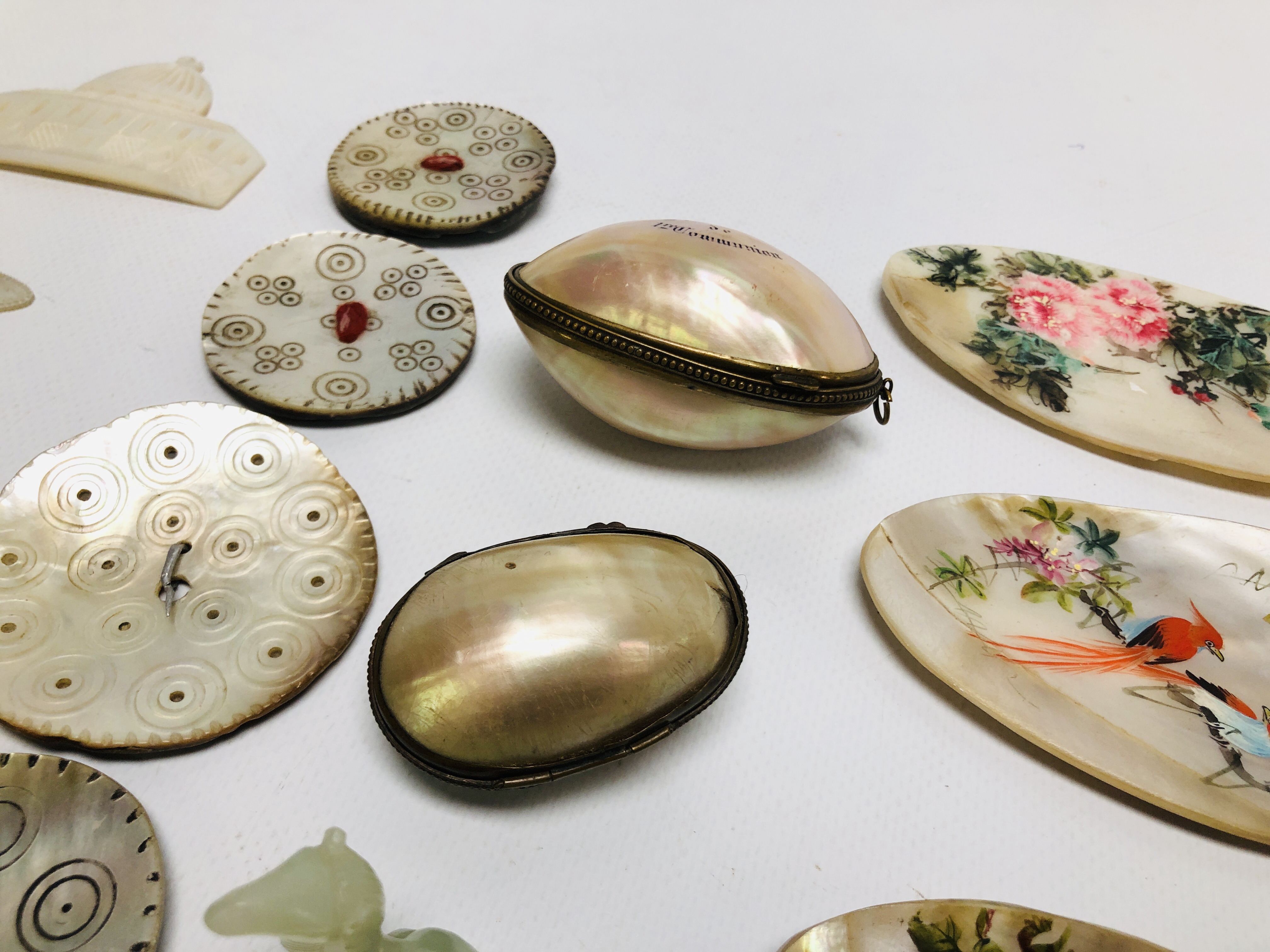 A COLLECTION OF MOTHER OF PEARL COLLECTABLES TO INCLUDE OVER SIZED BUTTONS, ORIENTAL DISKS / PANELS, - Image 5 of 10