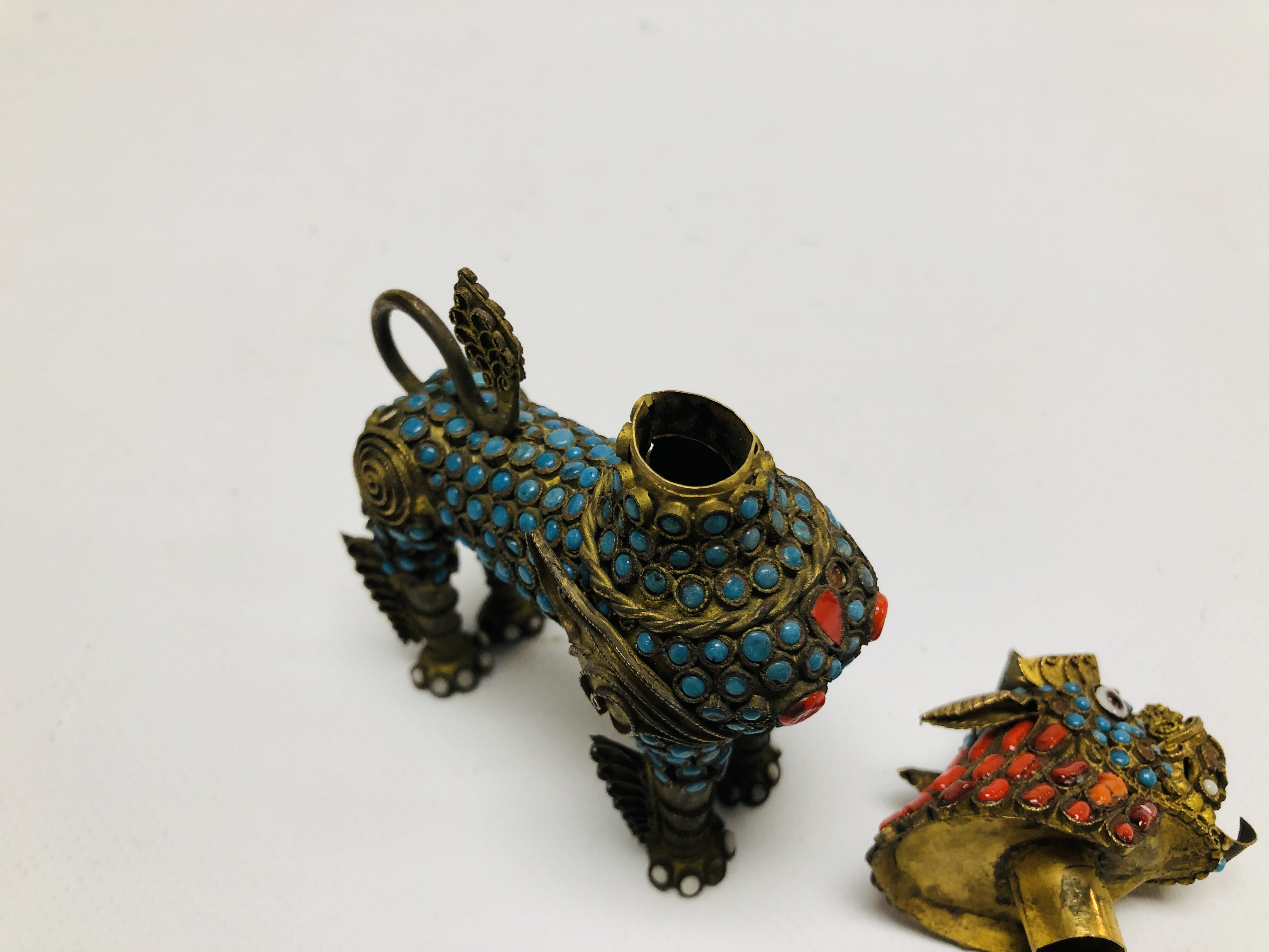 A VINTAGE TIBETAN STYLE PERFUME BOTTLE IN THE FORM OF A FOO DOG INSET WITH COLOURED STONES, - Image 8 of 9