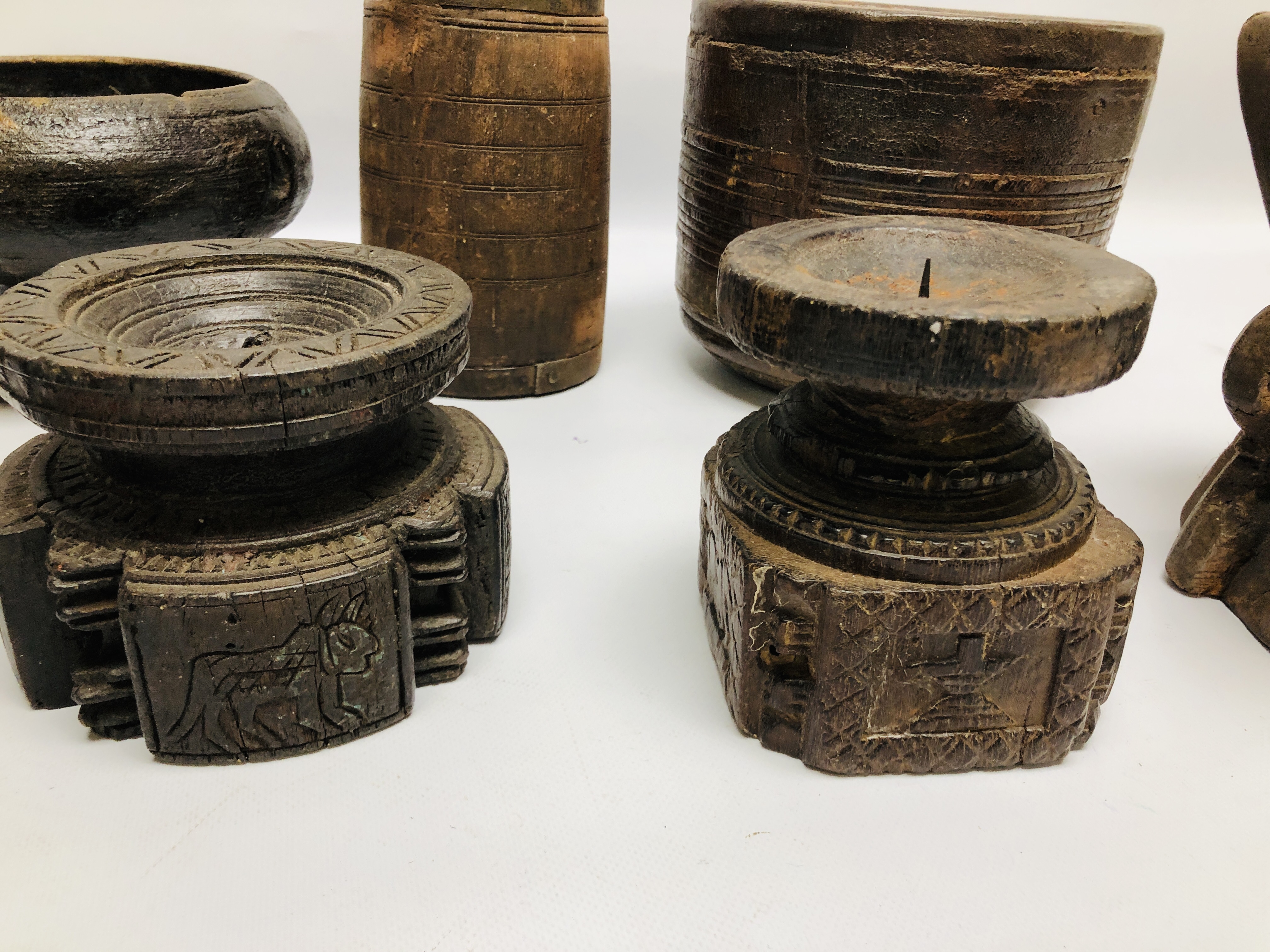 A GROUP OF MAINLY ETHNIC HARDWOOD CARVED ARTIFACTS COMPRISING OF VARIOUS VESSELS AND CANDLE HOLDERS - Image 4 of 9