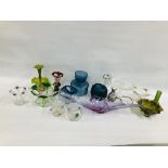 A COLLECTION OF 16 ART GLASS BOWLS AND VASES TO INCLUDE CARNIVAL GLASS,