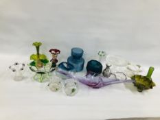 A COLLECTION OF 16 ART GLASS BOWLS AND VASES TO INCLUDE CARNIVAL GLASS,