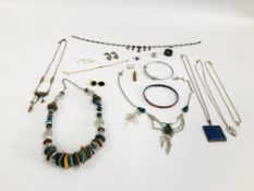 A GROUP OF ASSORTED MODERN AND VINTAGE JEWELLERY TO INCLUDE AN EVENING NECKLACE SET WITH GARNETS,