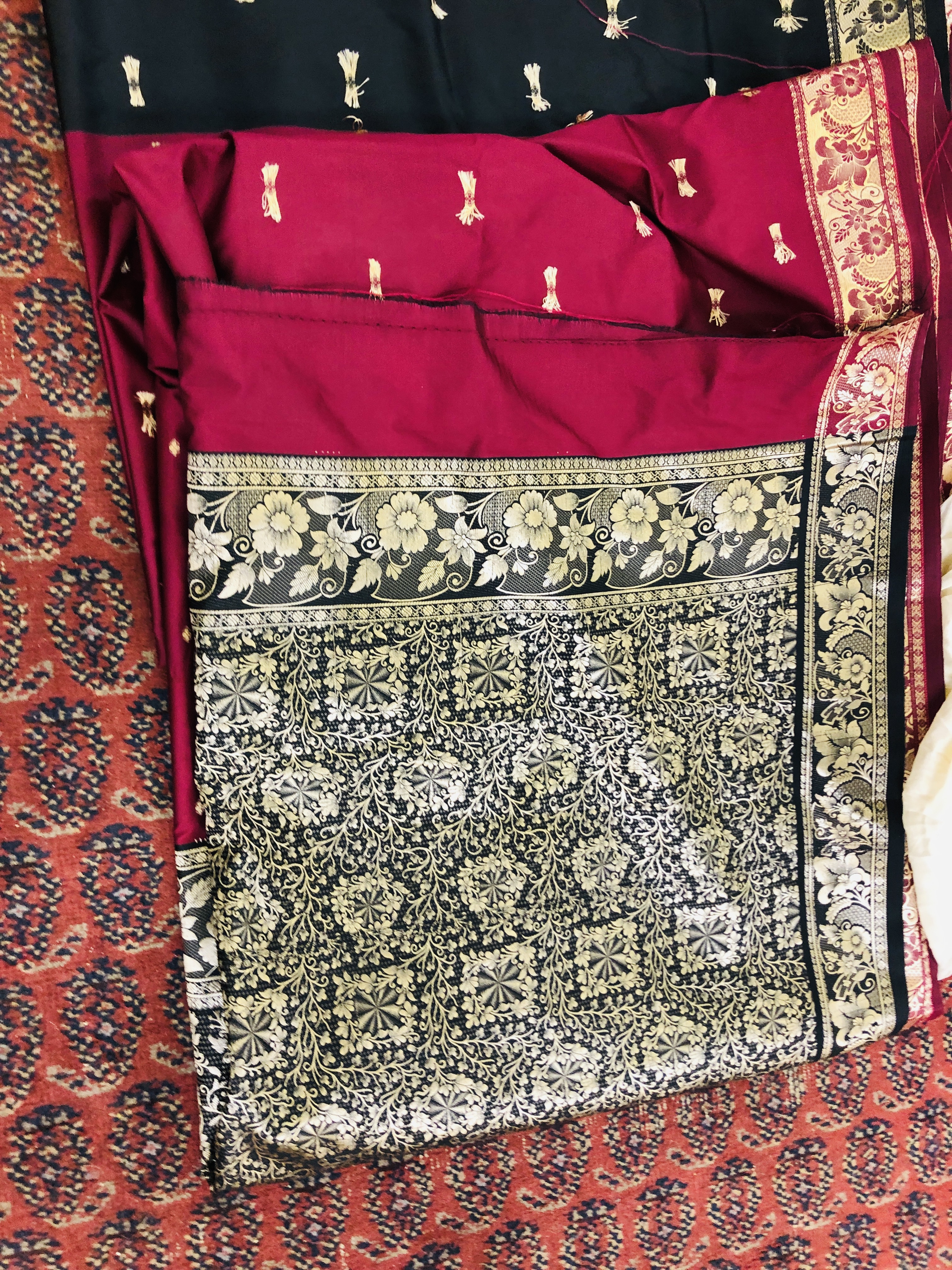 A GROUP OF 8 INDIAN STYLE WRAP SAREES TO INCLUDE SILK AND HAND CRAFTED EXAMPLES. - Image 2 of 9