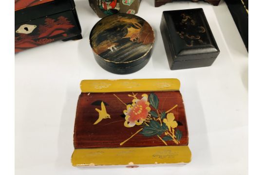 AN EXTENSIVE COLLECTION OF ASSORTED ORIENTAL LACQUERED BOXES AND TRAYS. - Image 2 of 10