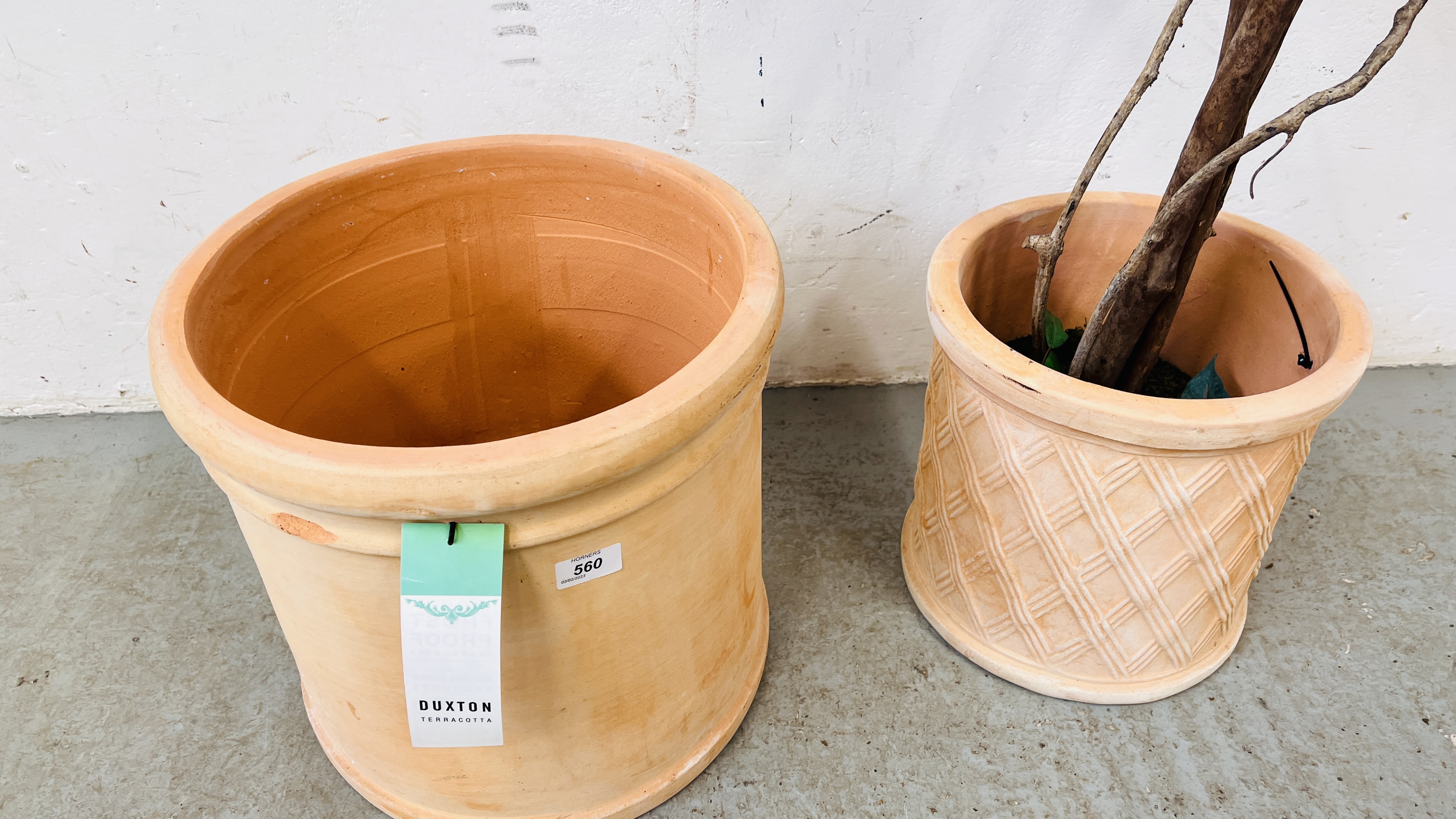 2 LARGE TERRACOTTA PLANT POTS INCLUDE DAXTON AND ARTIFICIAL TREE (THE LARGEST POT - DIAMETER 36CM) - Image 4 of 4