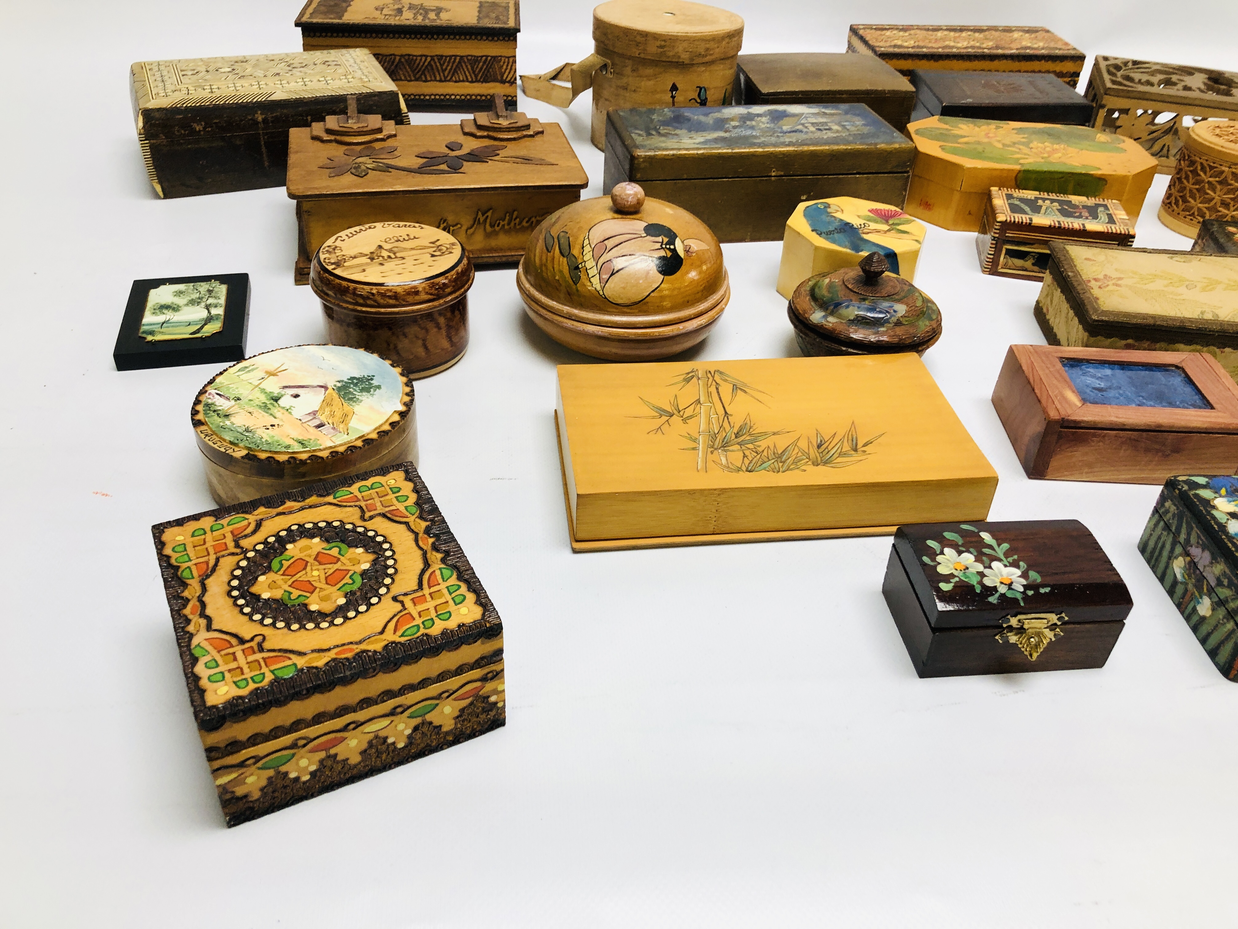 AN EXTENSIVE COLLECTION OF ASSORTED BOXES TO INCLUDE MODERN CARVED AND ORIENTAL LACQUERED EXAMPLES - Bild 8 aus 9