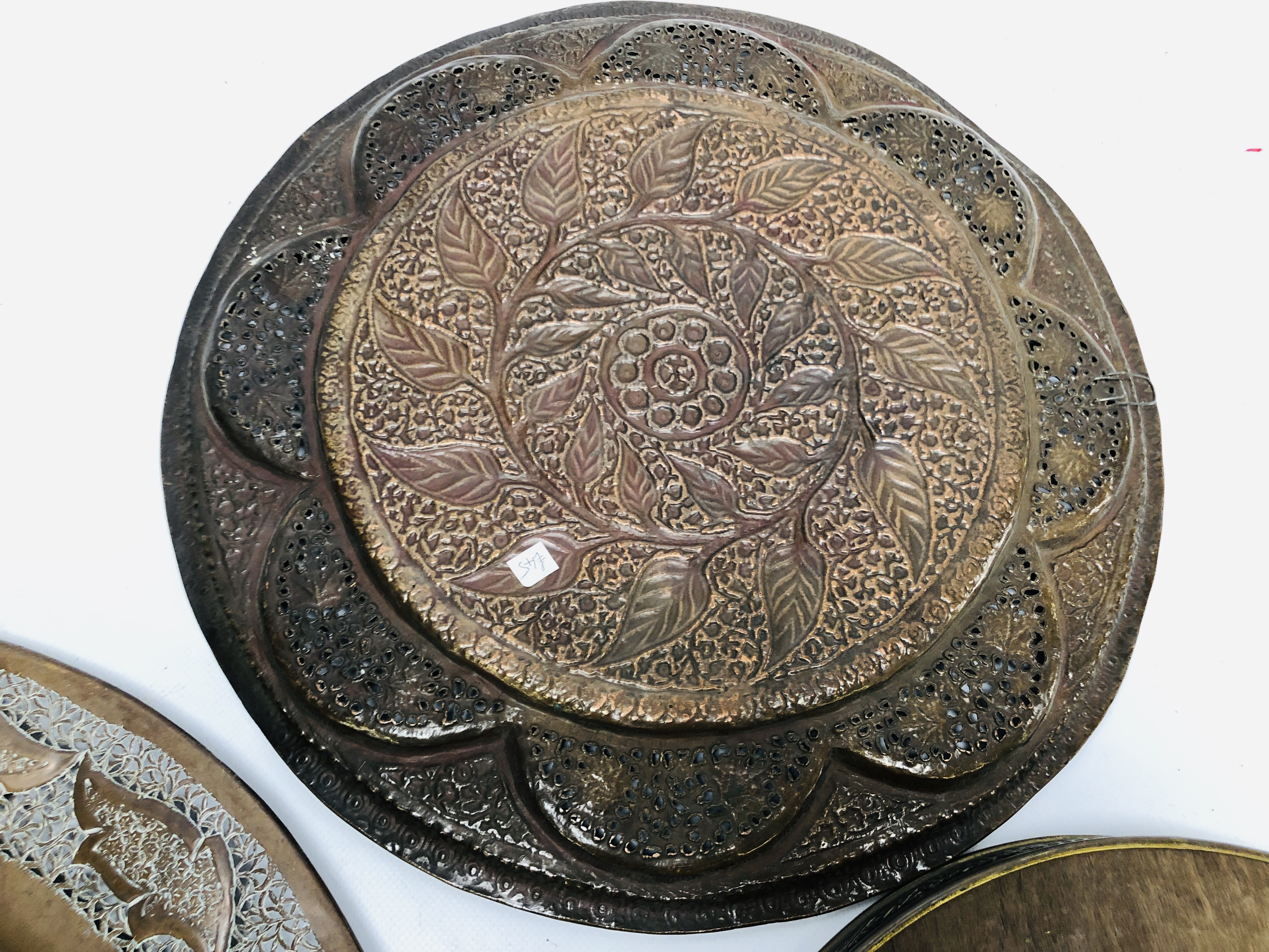 A GROUP OF MIDDLE EASTERN AND ASIAN METAL WARE COMPRISING OF TWO CHARGERS OF PIERCED DESIGN AND A - Image 6 of 8